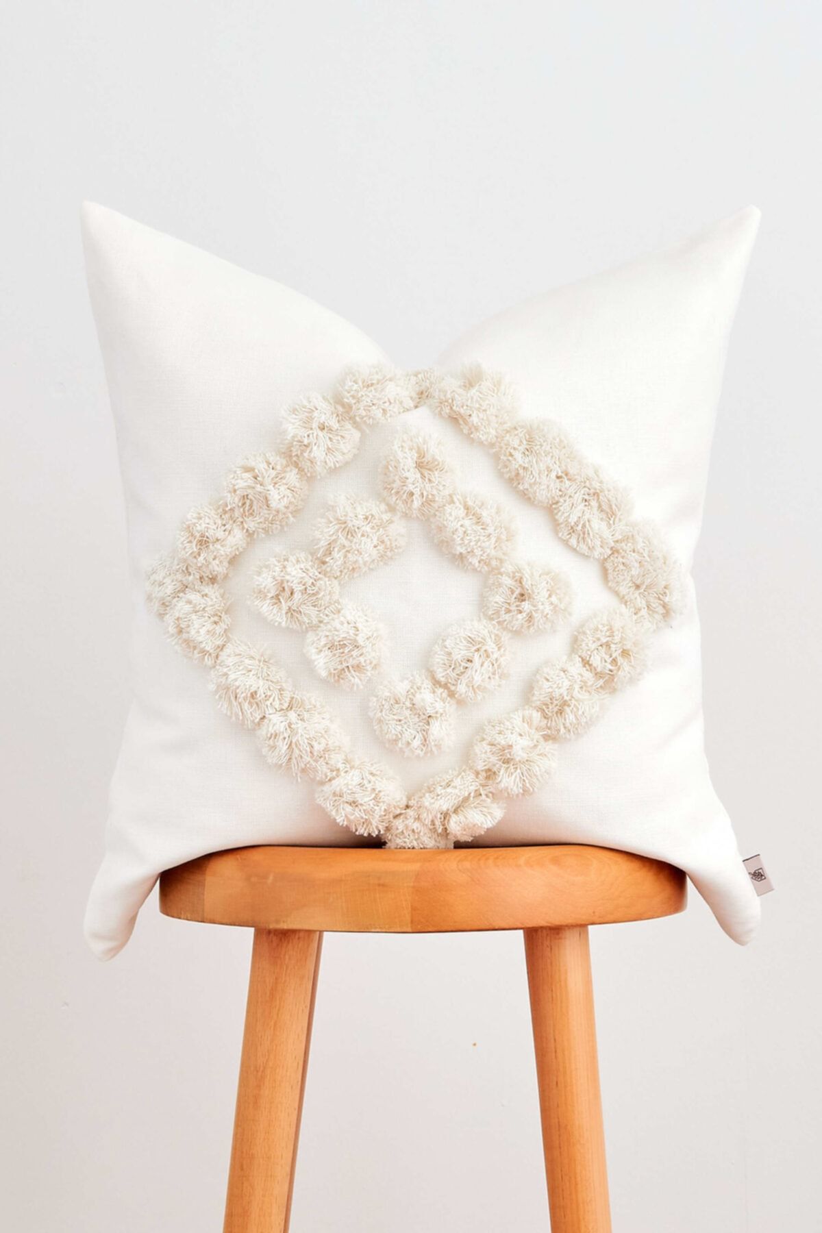 Cozy & Soft Pamuk Bohem Yüzeyi Ponponlu Kırık Beyaz Kırlent Kılıfı, Dekoratif Yastık Kılıfı, 50x50 Cm