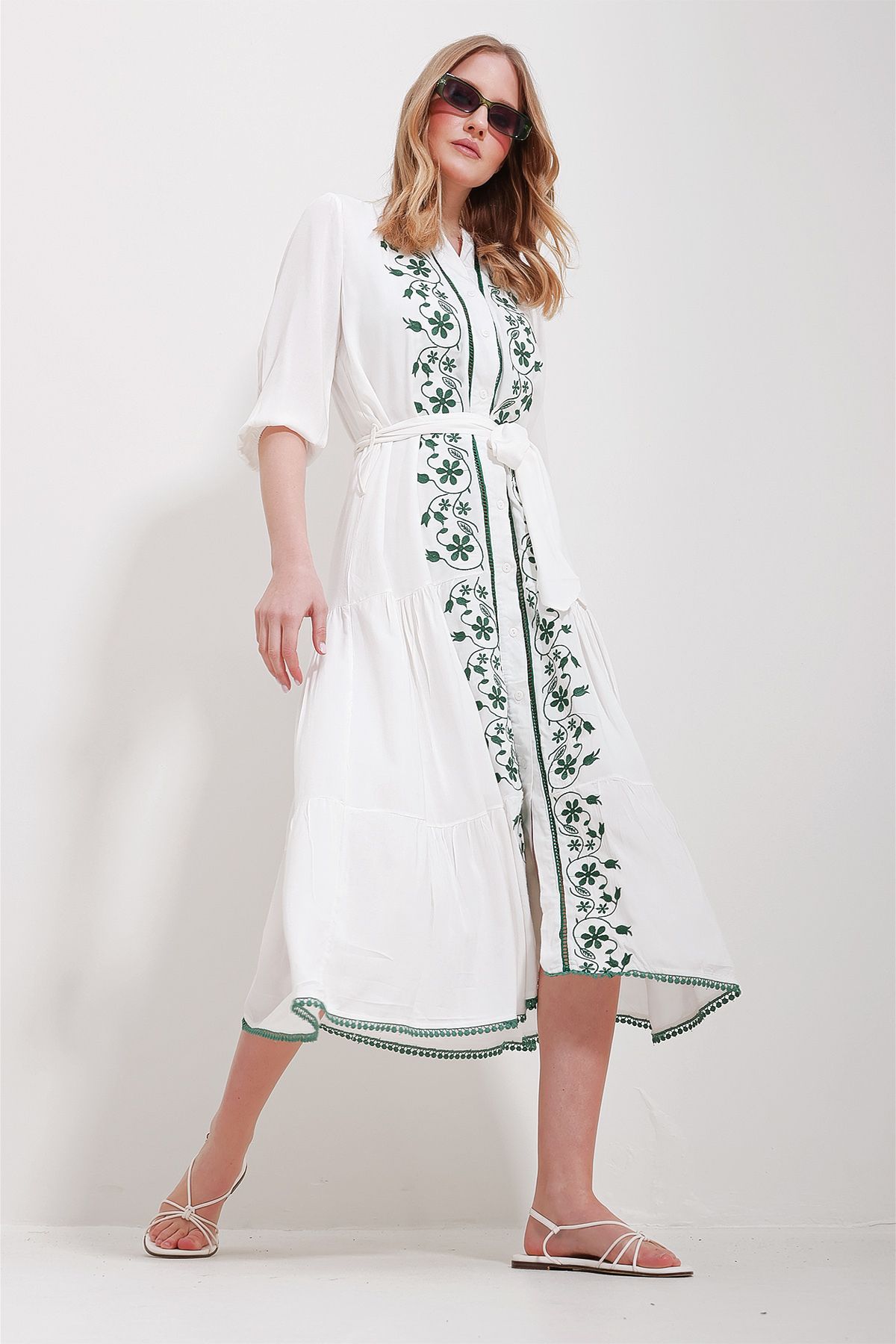 Trend Alaçatı Stili Kadın Beyaz Hakim Yaka Önden Düğmeli Eteği Fırfırlı Maxi Boy Nakışlı Elbise ALC-X11566