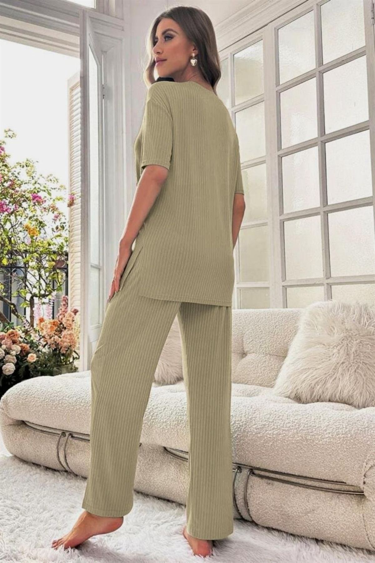 grey cat Premium Ürün Viskon Ev-Tatil Giyim Modern Zarif Paçada Yırtmaç Detaylı Kısa Kollu Şık İkili Takım