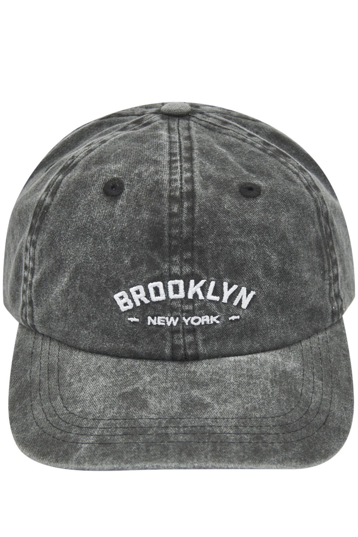 Pull & Bear Soluk efektli ve Brooklyn yazılı şapka