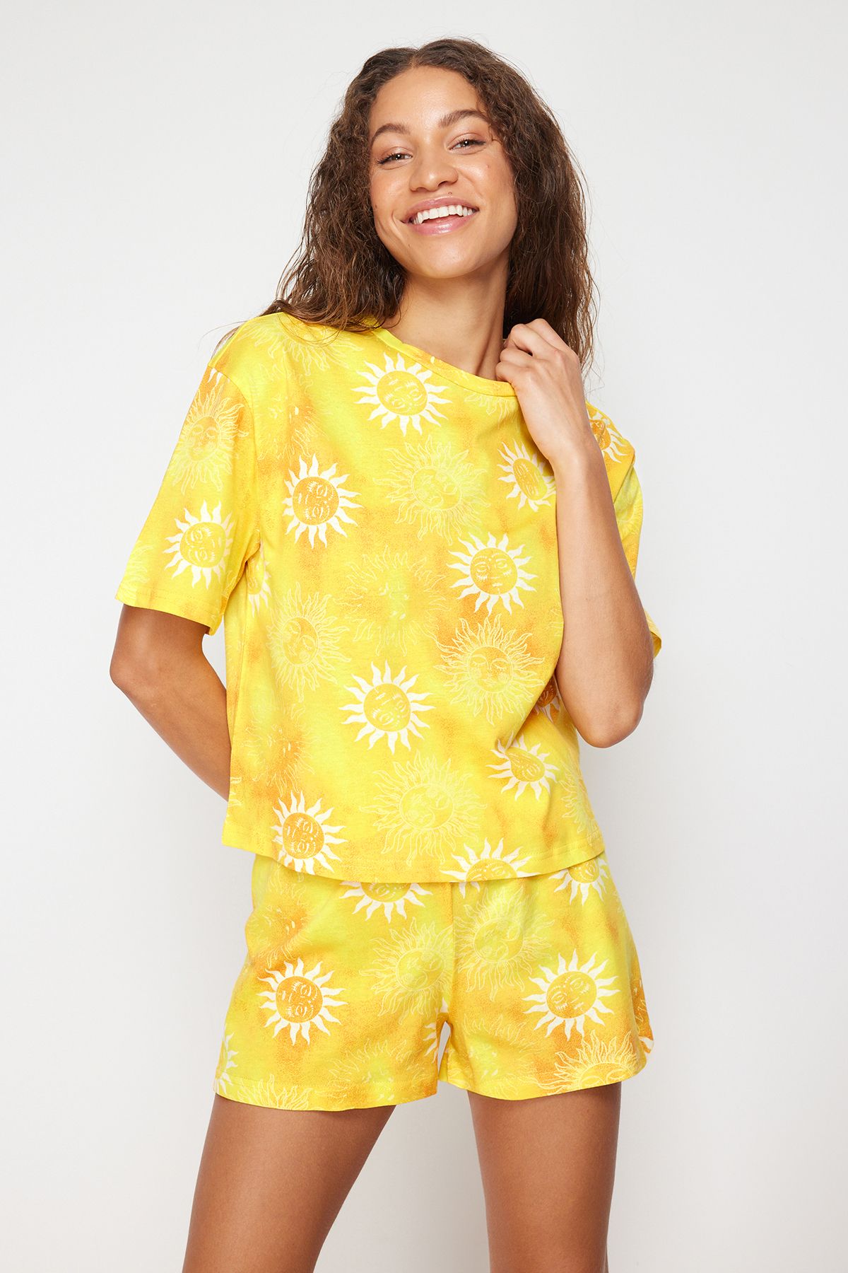 TRENDYOLMİLLA Sarı %100 Pamuk Güneş Desenli Örme Pijama Takımı THMSS24PT00108