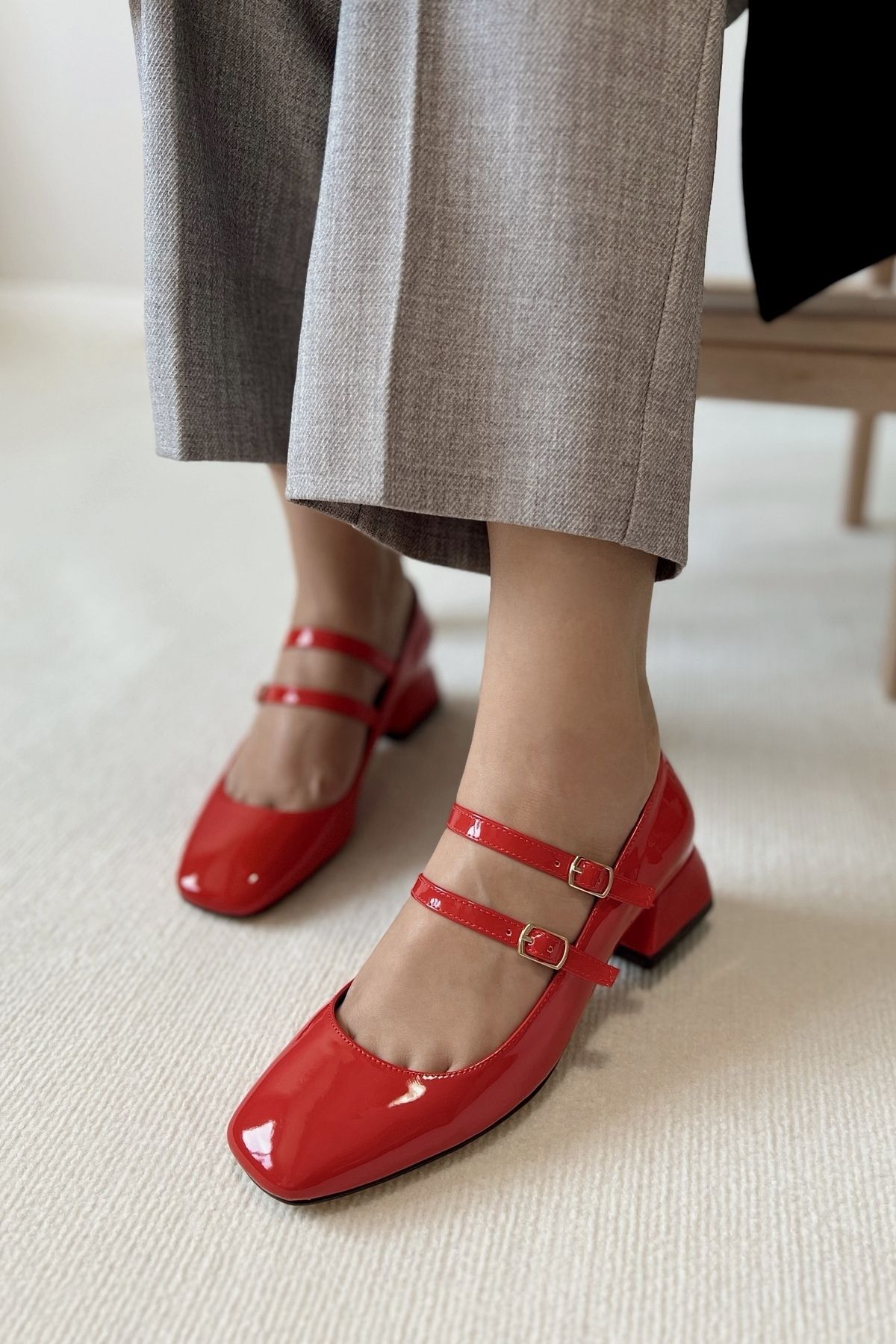 POLKA STORE Kadın Mary Jane Kırmızı Rugan Arkası Kapalı Çift Bant Kare Burun Baretli Kısa Blok Topuklu Ayakkabı
