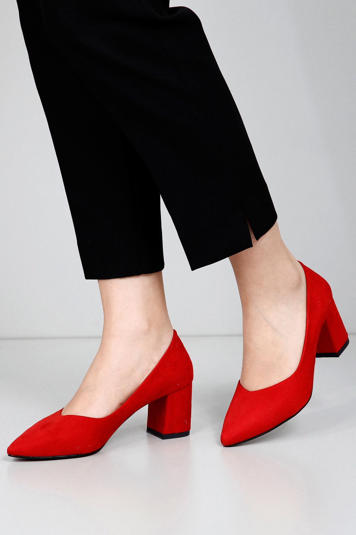 GÖNDERİ(R) Kırmızı Süet Gön Sivri Burun Orta Kalın Topuklu Kadın Ayakkabı 38918