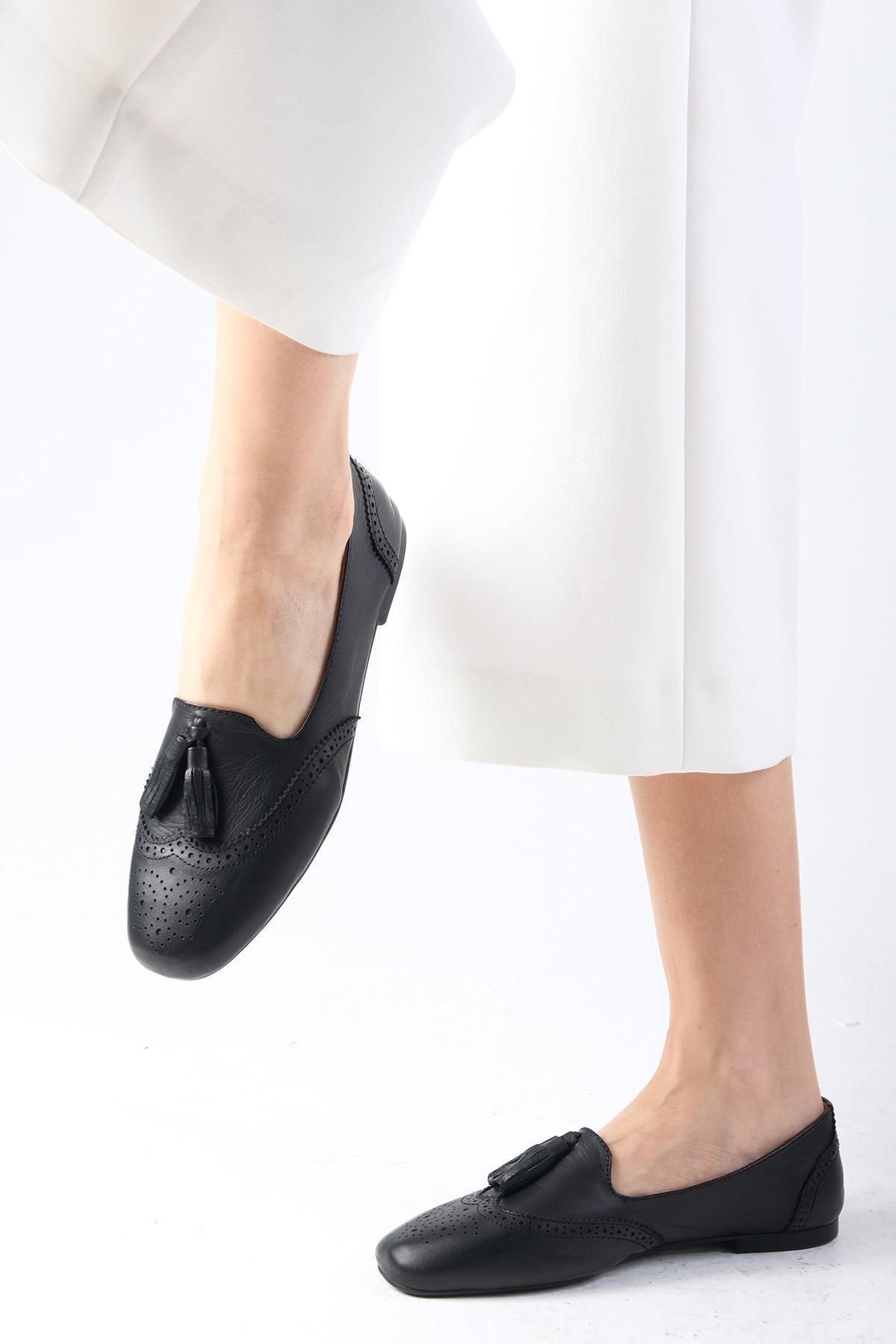 Mio Gusto Hakiki Deri Siyah Renk Küt Burunlu Toka Aksesuarlı Kadın Babet Ayakkabı