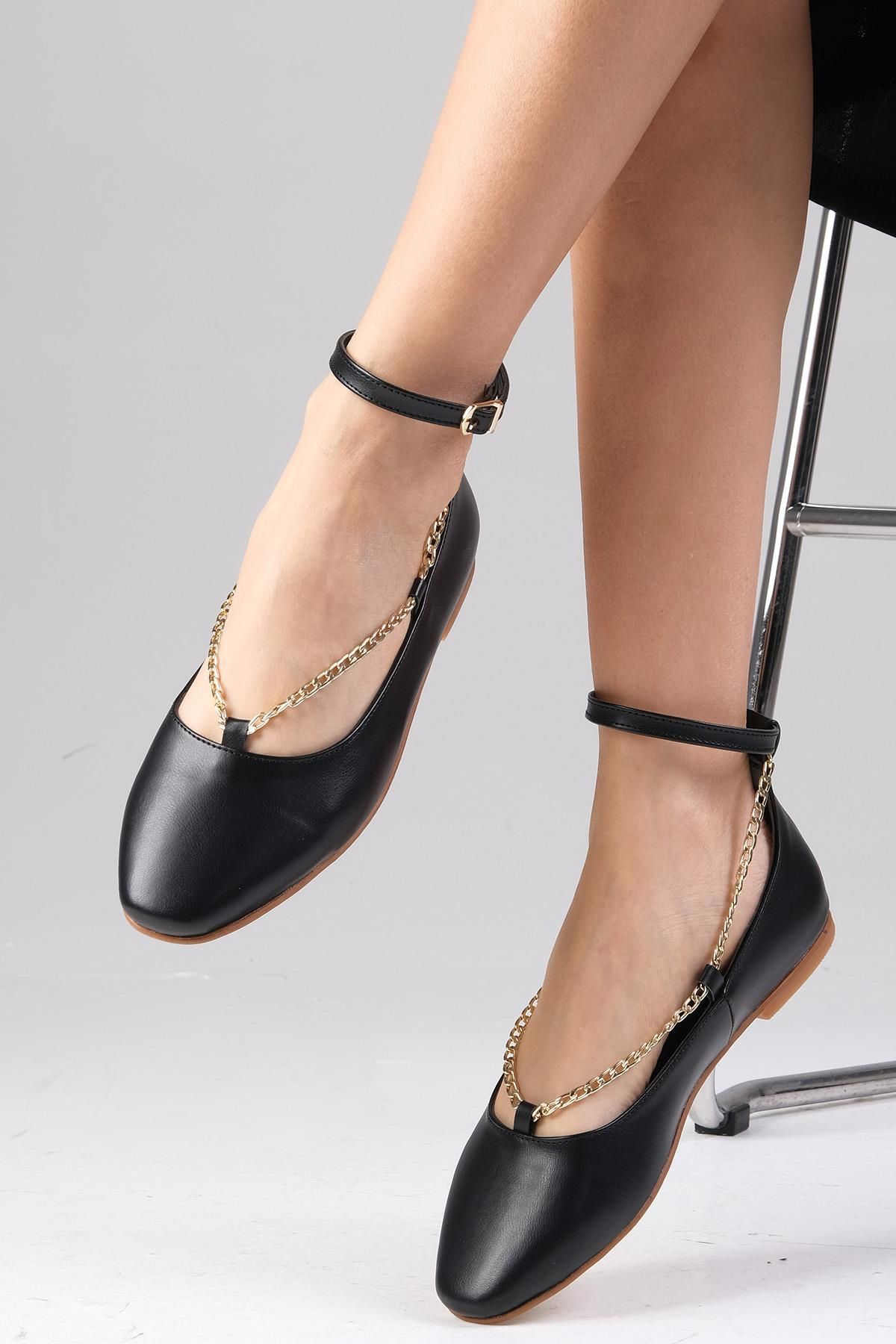 Mio Gusto Jennifer Siyah Renk Zincir Aksesuarlı Küt Burunlu Kadın Babet Ayakkabı