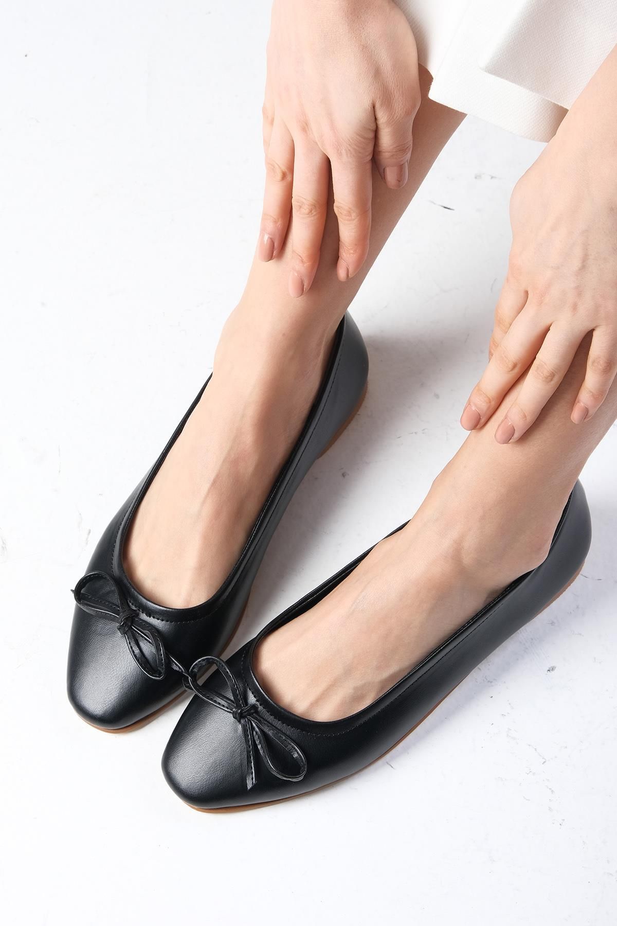 Mio Gusto Nelly Siyah Renk Fiyonk Aksesuarlı Küt Burunlu Kadın Babet Ayakkabı