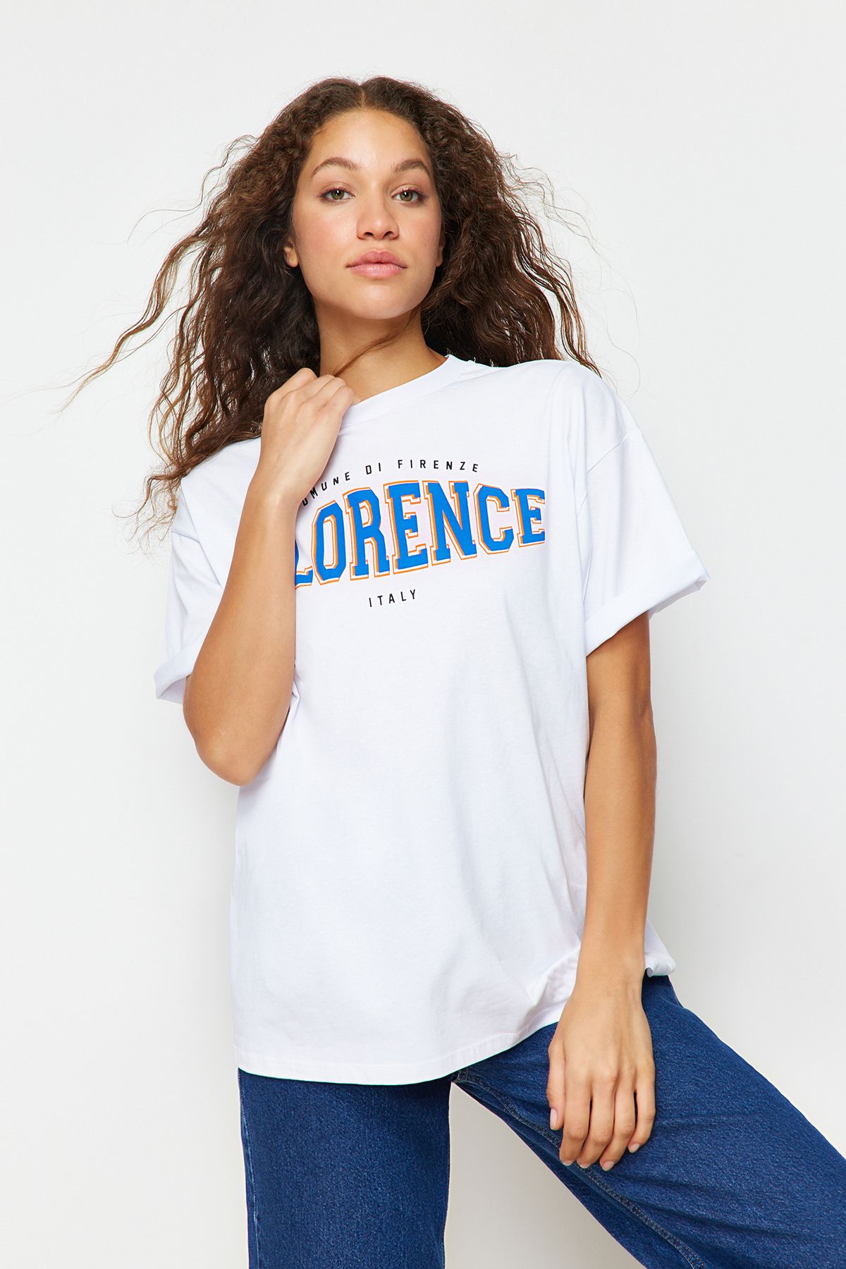 Trendyolmilla Beyaz %100 Pamuk Bisiklet Yaka Baskılı Oversize/Geniş Kalıp Örme T-Shirt TWOSS22TS0994