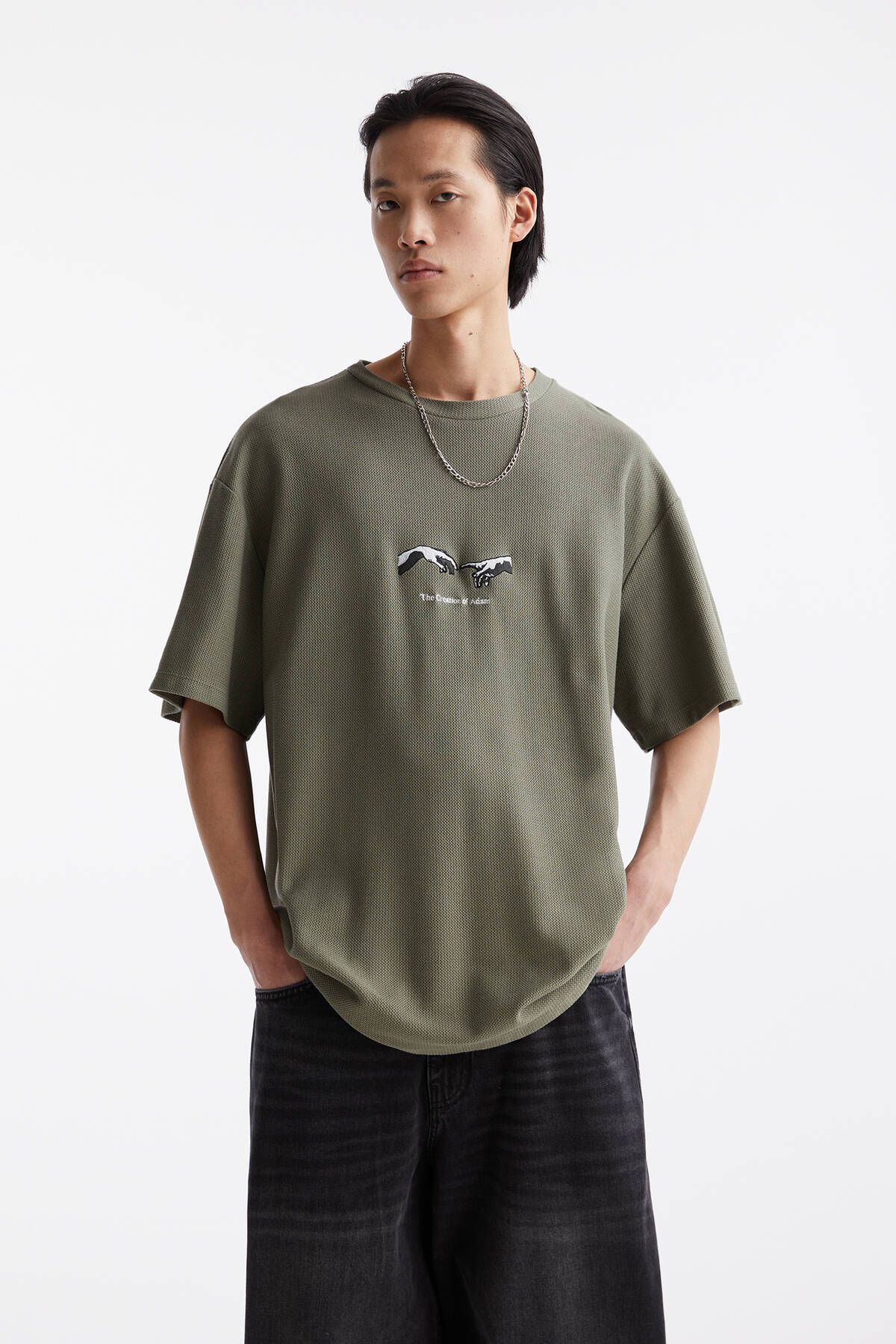 Pull & Bear Michelangelo işlemeli ve kısa kollu t-shirt