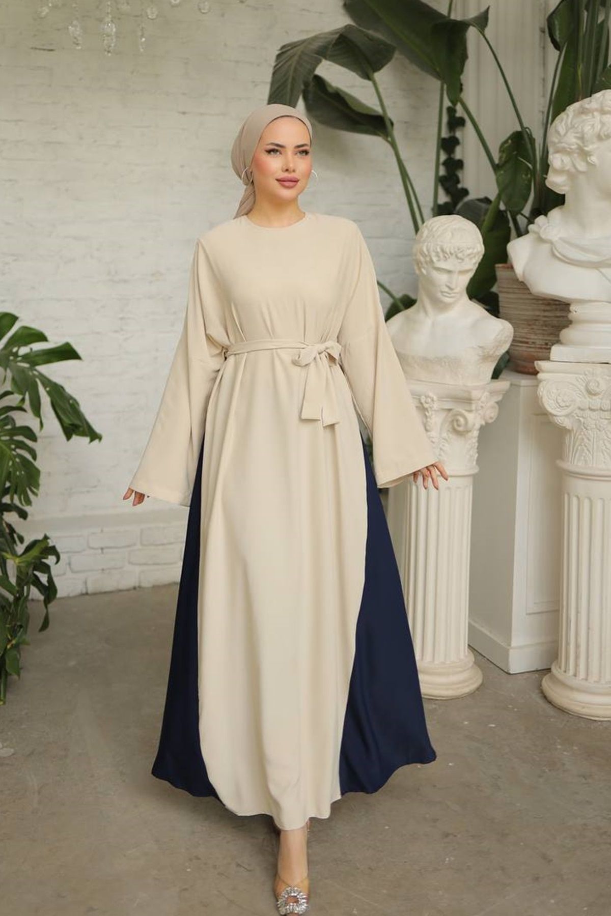 lovebox Kadın Şarmi Kumaş Geniş Kol Çift Renk Tasarım Kuşak Detaylı Dökümlü Krem Maxi Tesettür Elbise 1812