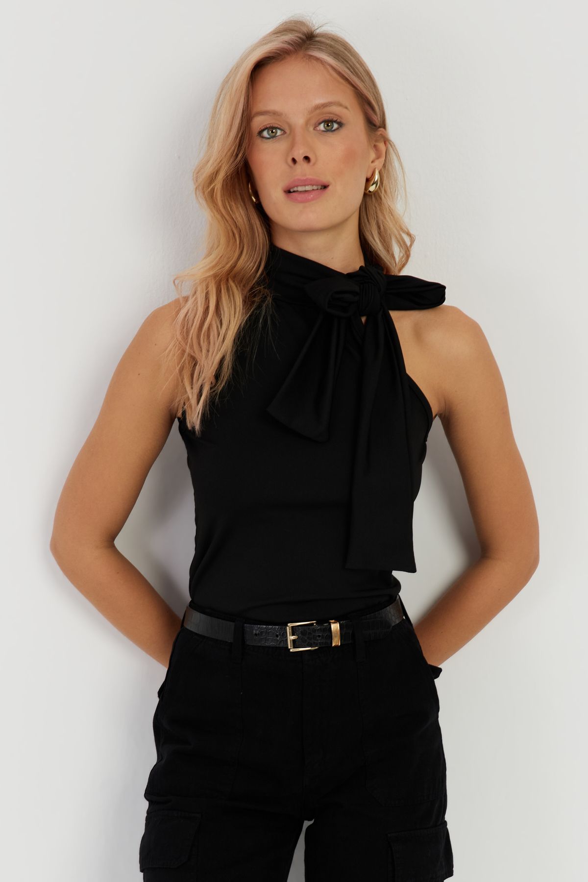 Cool & Sexy Kadın Siyah Fiyonklu Crop Bluz EY2726