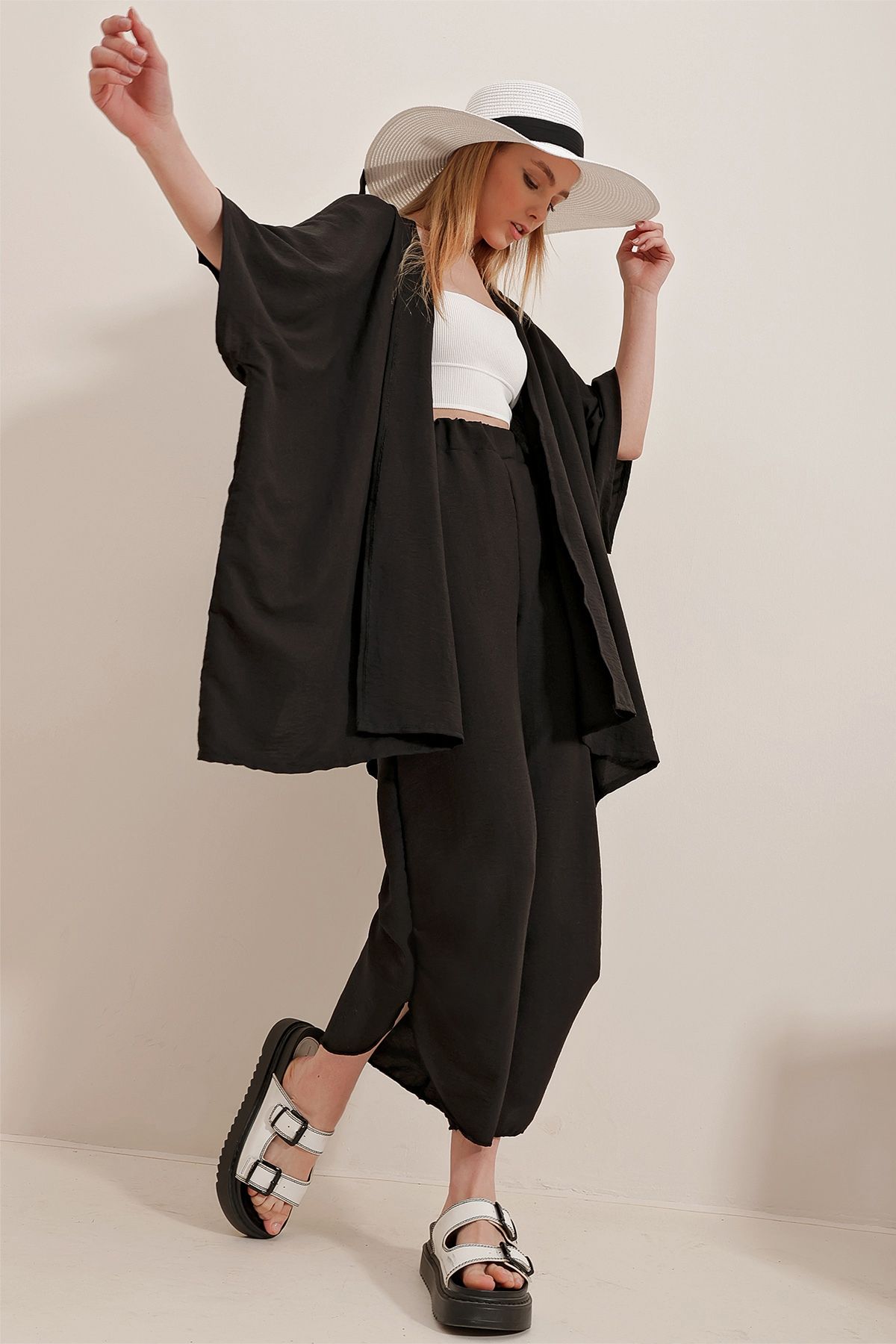 Trend Alaçatı Stili Kadın Siyah Paçası Yırtmaçlı Kendinden Dokulu Pantolon Ve Ceket İkili Takım ALC-752-001