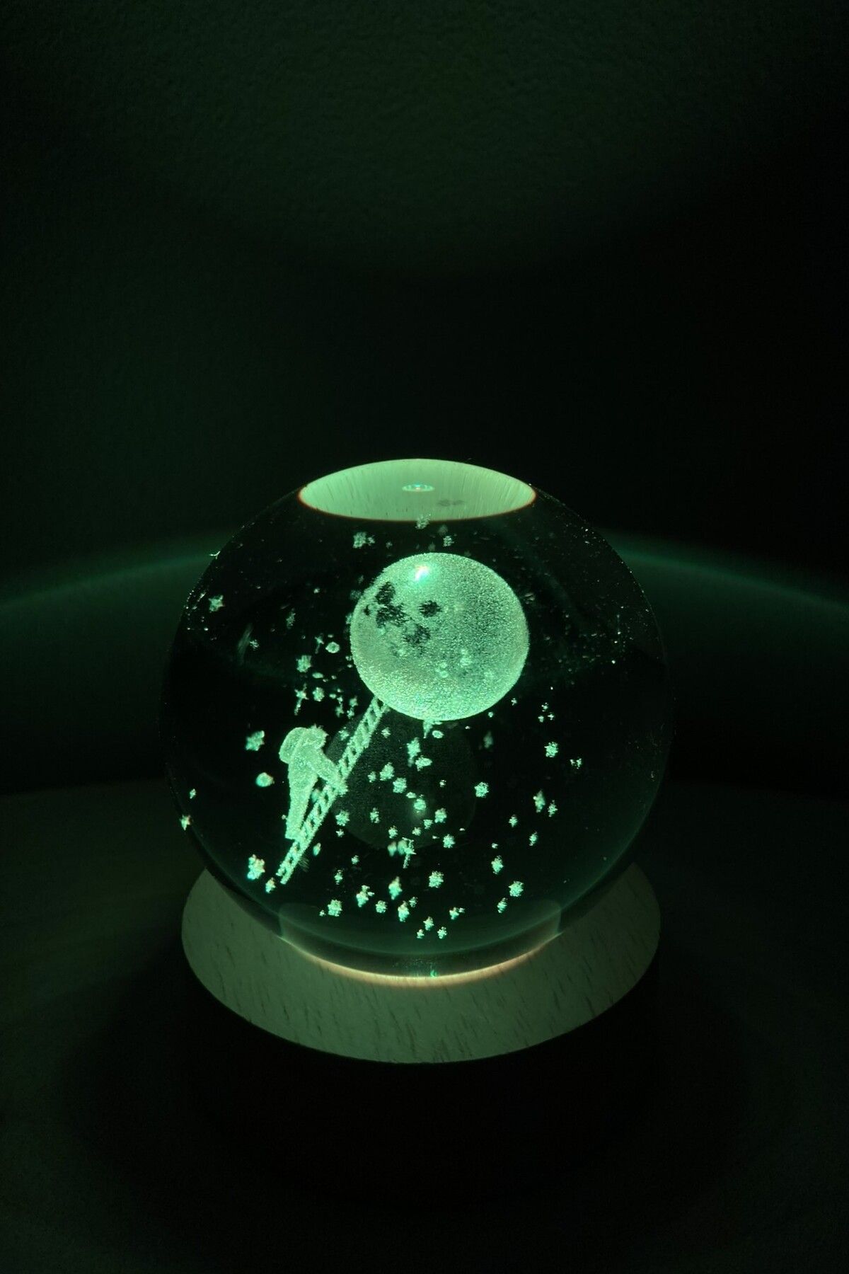 abrigo Ay'a Çıkan Astronot Figürlü Renkli Işıklı Ahşap Standlı Kristal Cam Küre Küçük