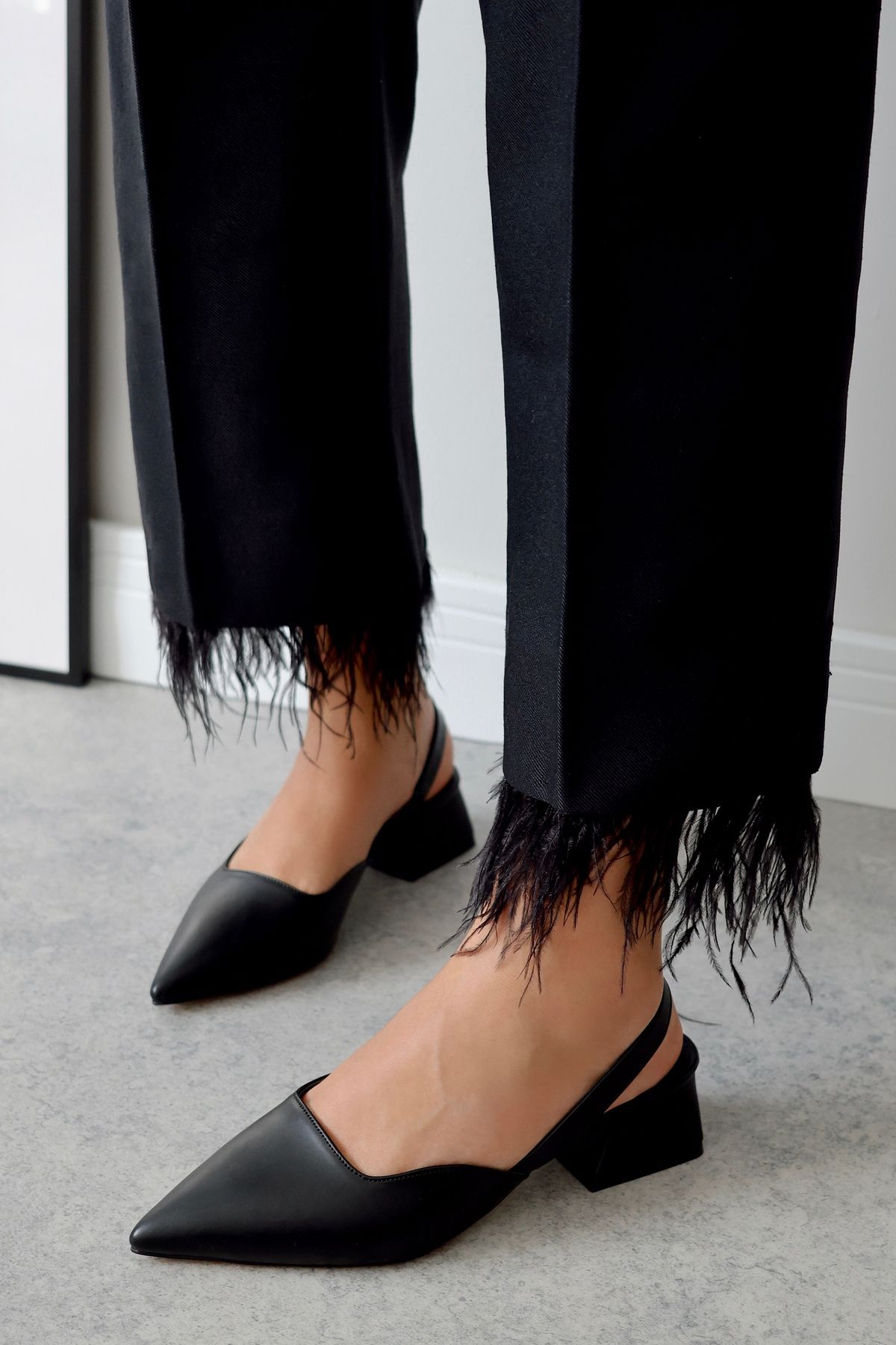 POLKA STORE Blush Siyah Mat Deri Sivri Burunlu Kısa Blok Topuklu Kadın Ayakkabı