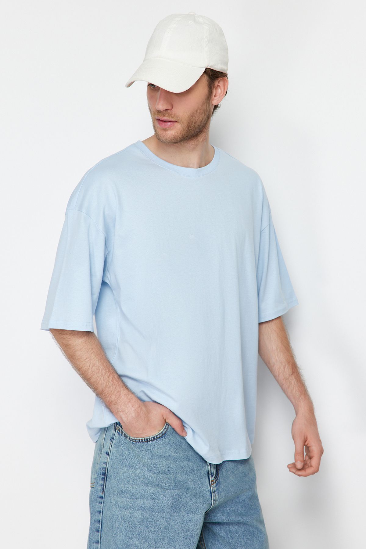 TRENDYOL MAN Açık Mavi  Oversize/Geniş Kesim Basic %100 Pamuklu T-Shirt TMNSS22TS0318