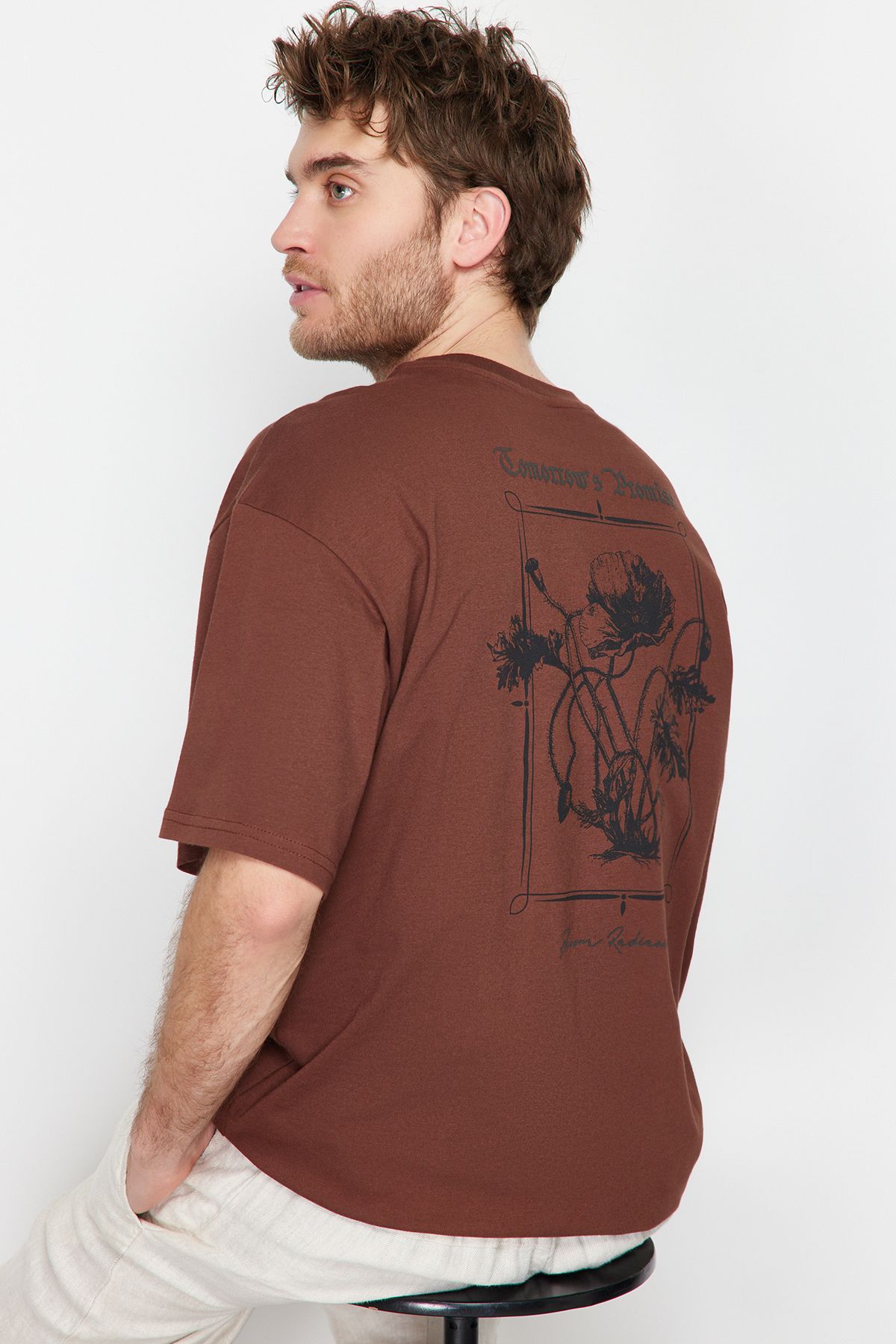 TRENDYOL MAN Kahverengi  Oversize Kabarık Çiçek Baskılı %100 Pamuklu T-Shirt TMNSS24TS00105