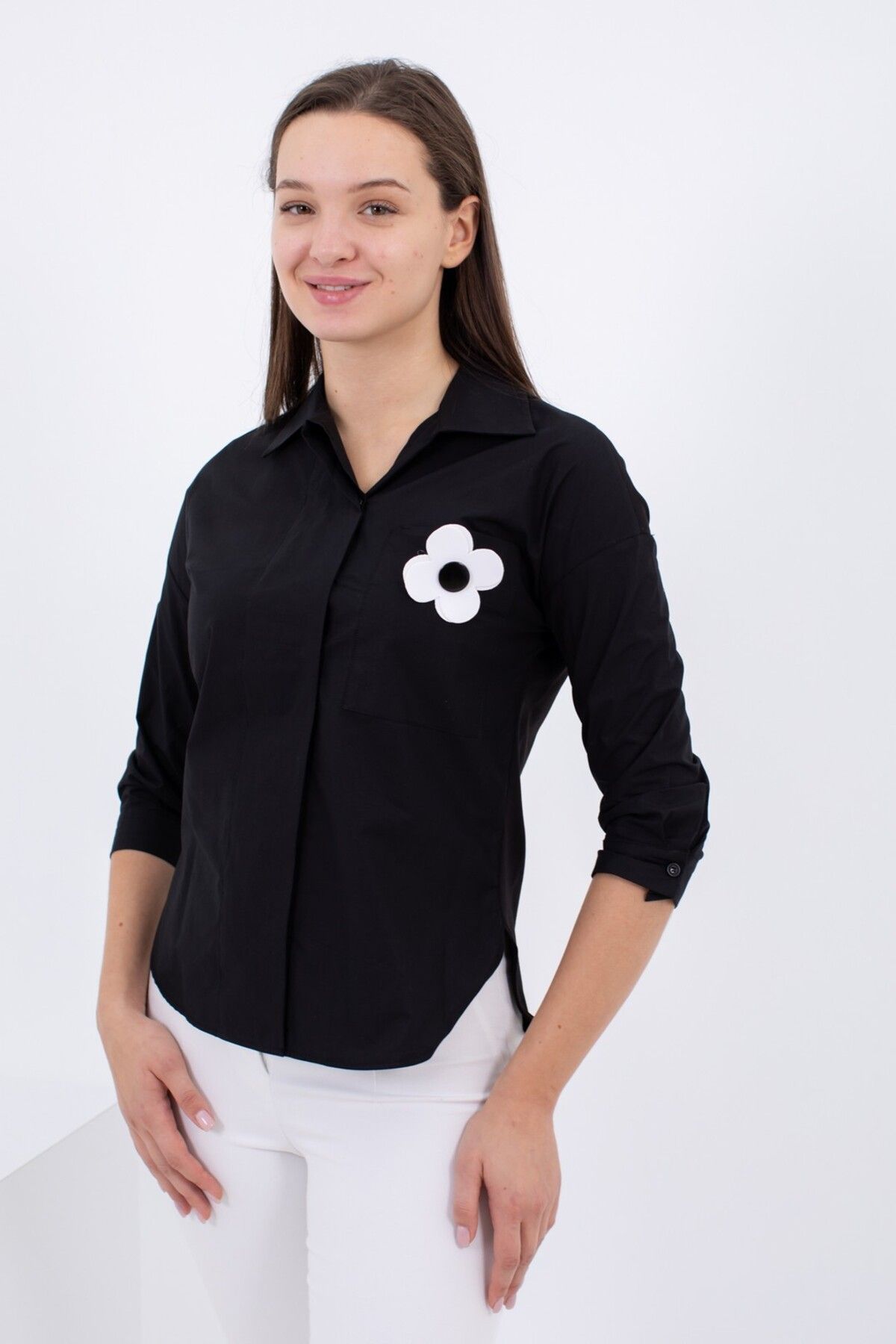 Cliche Kadın, Çiçek Figürü Aksesuarlı Basic Gömlek.