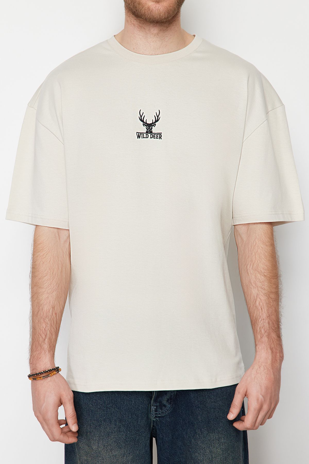 TRENDYOL MAN Taş  Oversize Geyik Nakışlı %100 Pamuklu T-Shirt TMNSS24TS00055