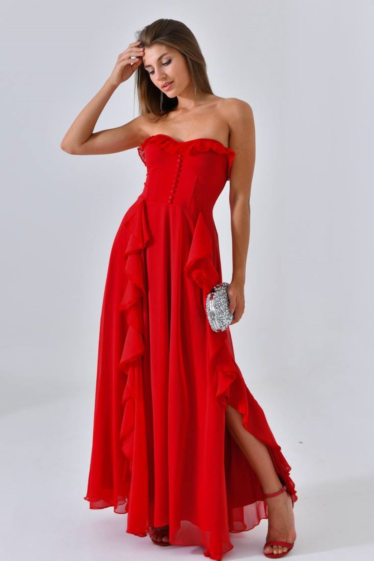 lovebox Kadın Şifon Kumaş Volan ve Yırtmaç Tasarım Straplez Yaka Kırmızı Maxi Abiye Elbise 9329