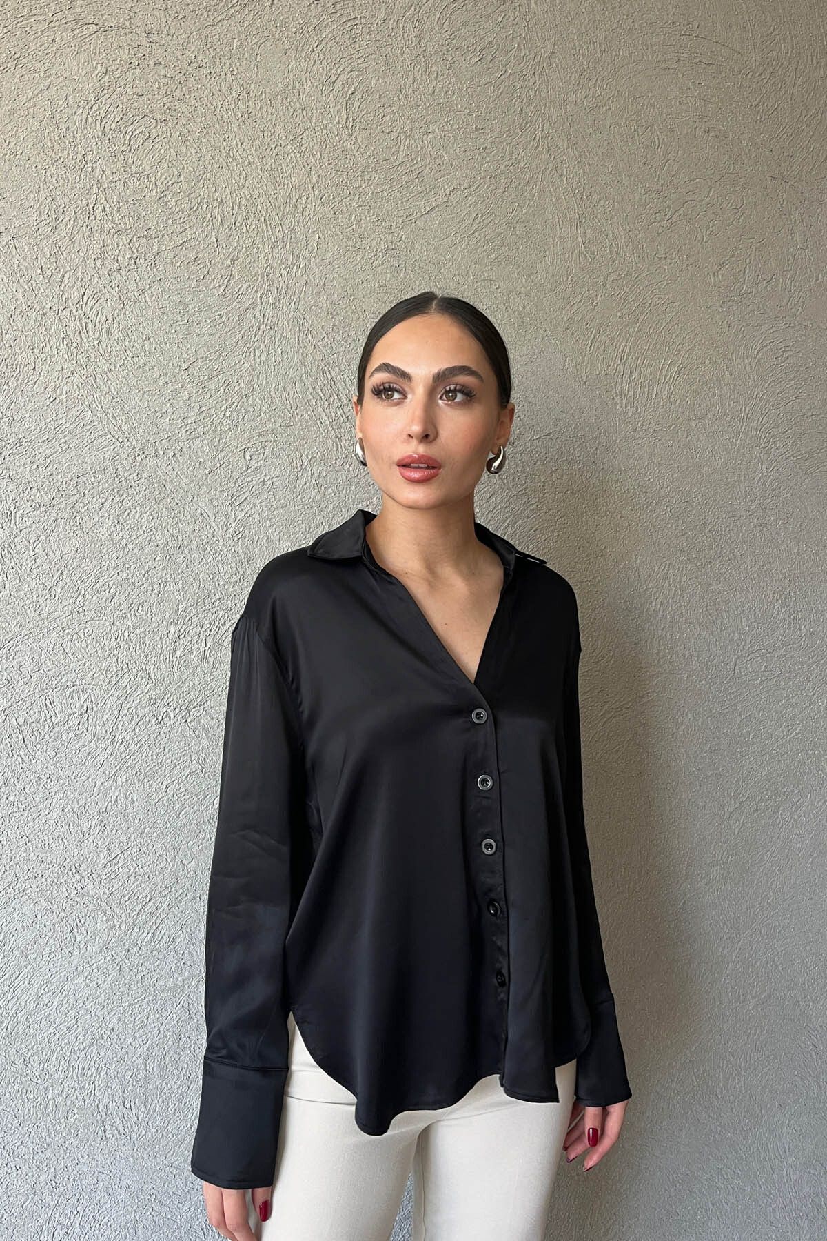 Seda Yalçın Atelier Siyah Manşet Detaylı Rahat Kesim Saten Gömlek