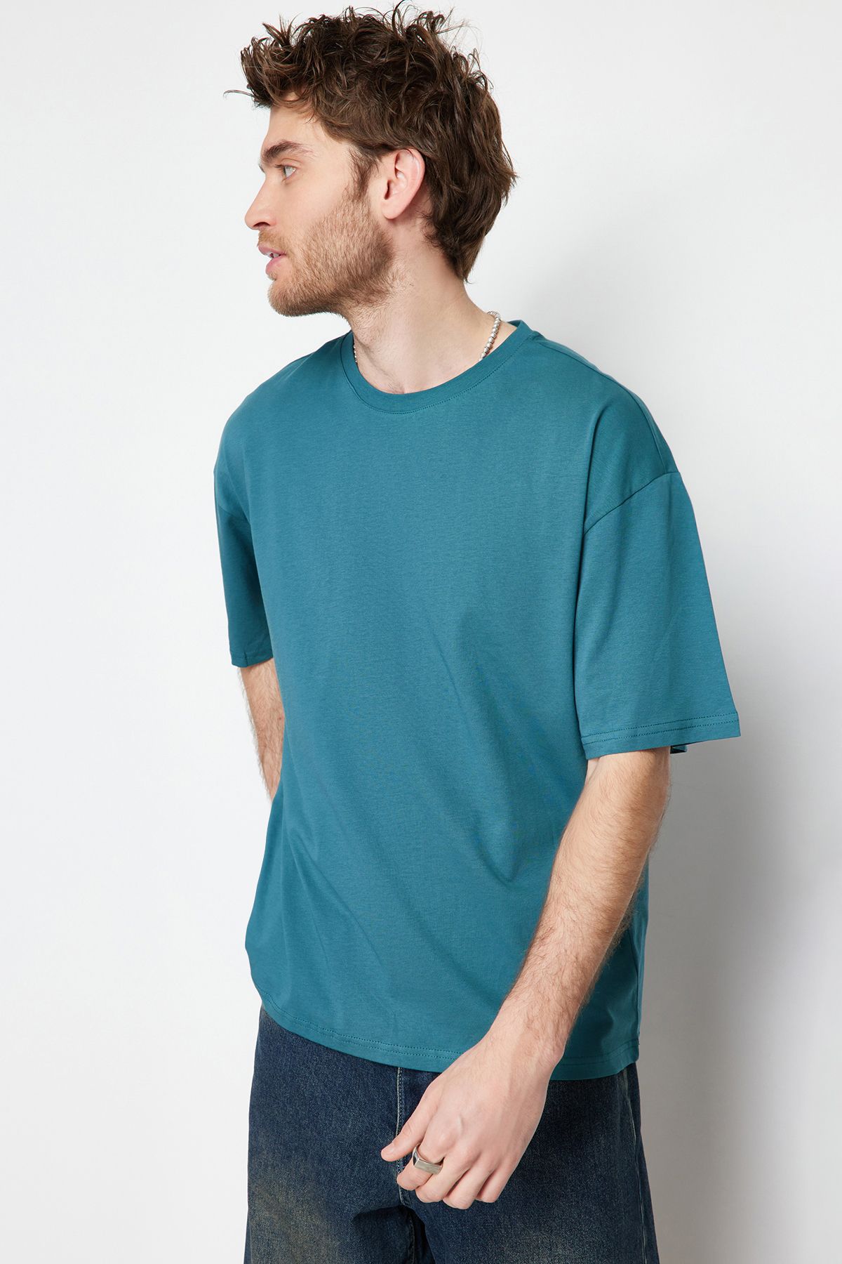 TRENDYOL MAN Zümrüt Yeşili  Oversize/Geniş Kesim Basic %100 Pamuklu T-Shirt TMNSS22TS0318