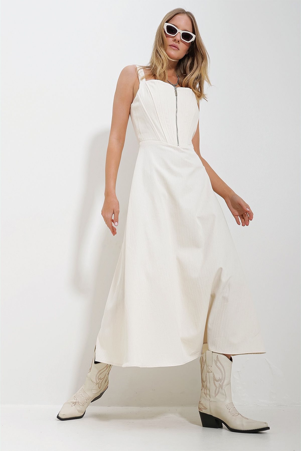 Trend Alaçatı Stili Kadın Krem Askılı Önü Fermuarlı Dikiş Detaylı Gabardin Elbise ALC-X11616