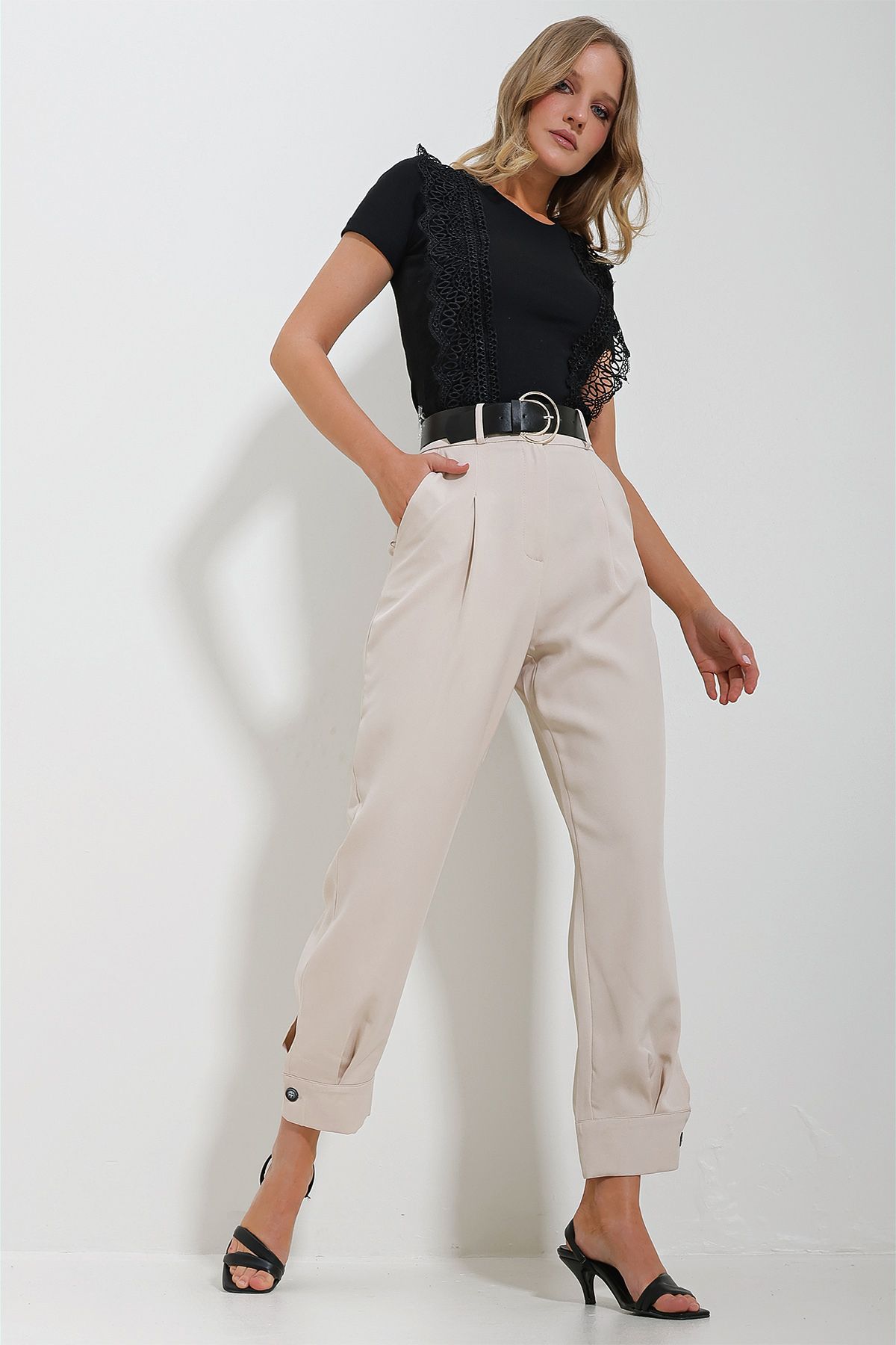 Trend Alaçatı Stili Kadın Bej Beli Kemerli Paça Düğmeli Çift Cepli Double Kumaş Dokuma Pantolon ALC-X11623