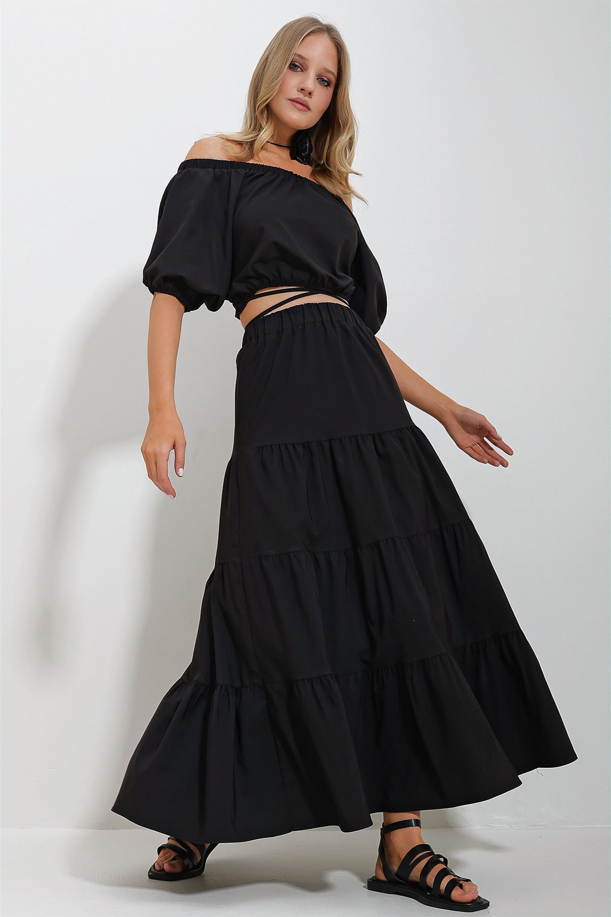 Trend Alaçatı Stili Kadın Siyah Madonna Yaka Crop Bluz Büzgülü İçi Astarlı Etek Poplin Takım ALC-X11649