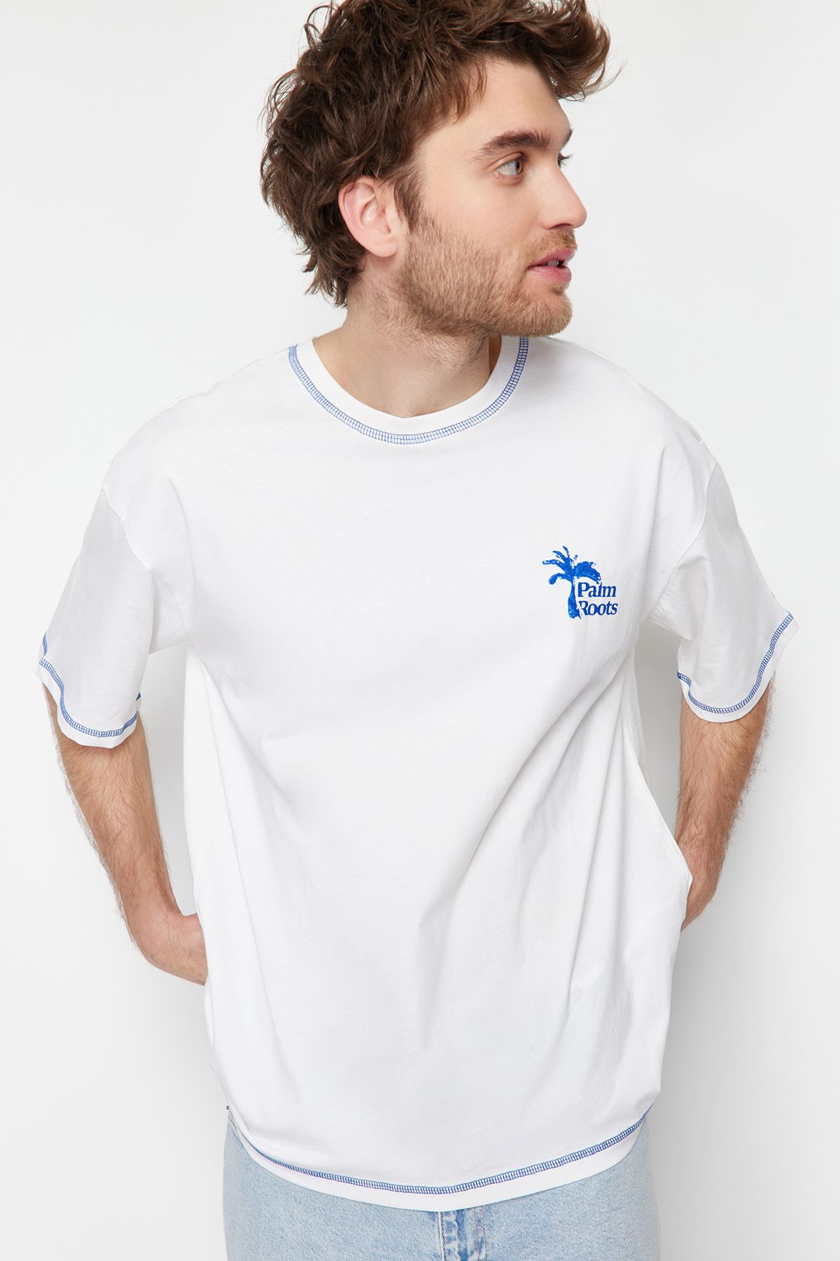 TRENDYOL MAN Ekru  Oversize Dikiş Detaylı Baskılı %100 Pamuklu T-Shirt TMNSS24TS00028