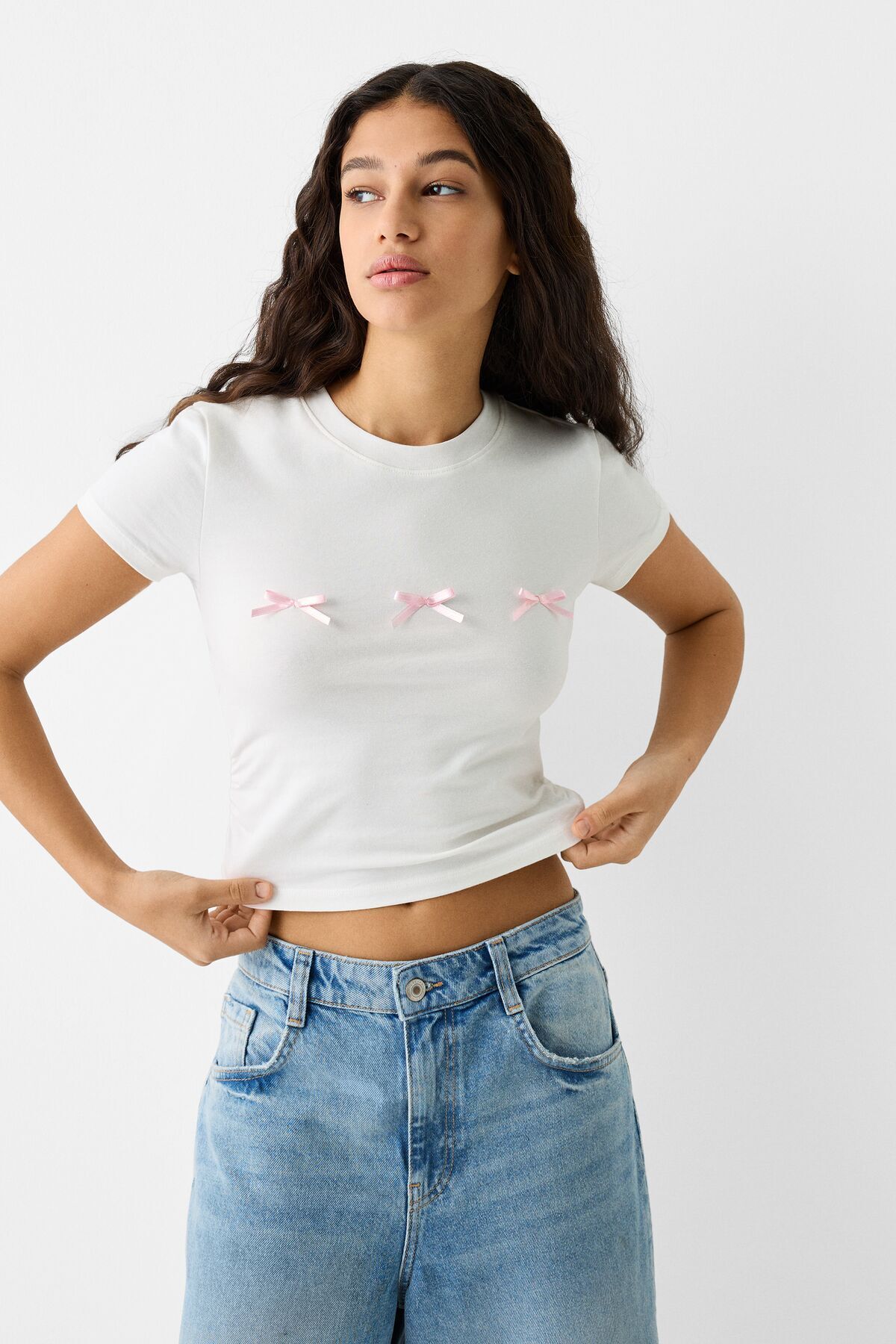 Bershka Büzgülü ve fiyonklu kısa kollu t-shirt