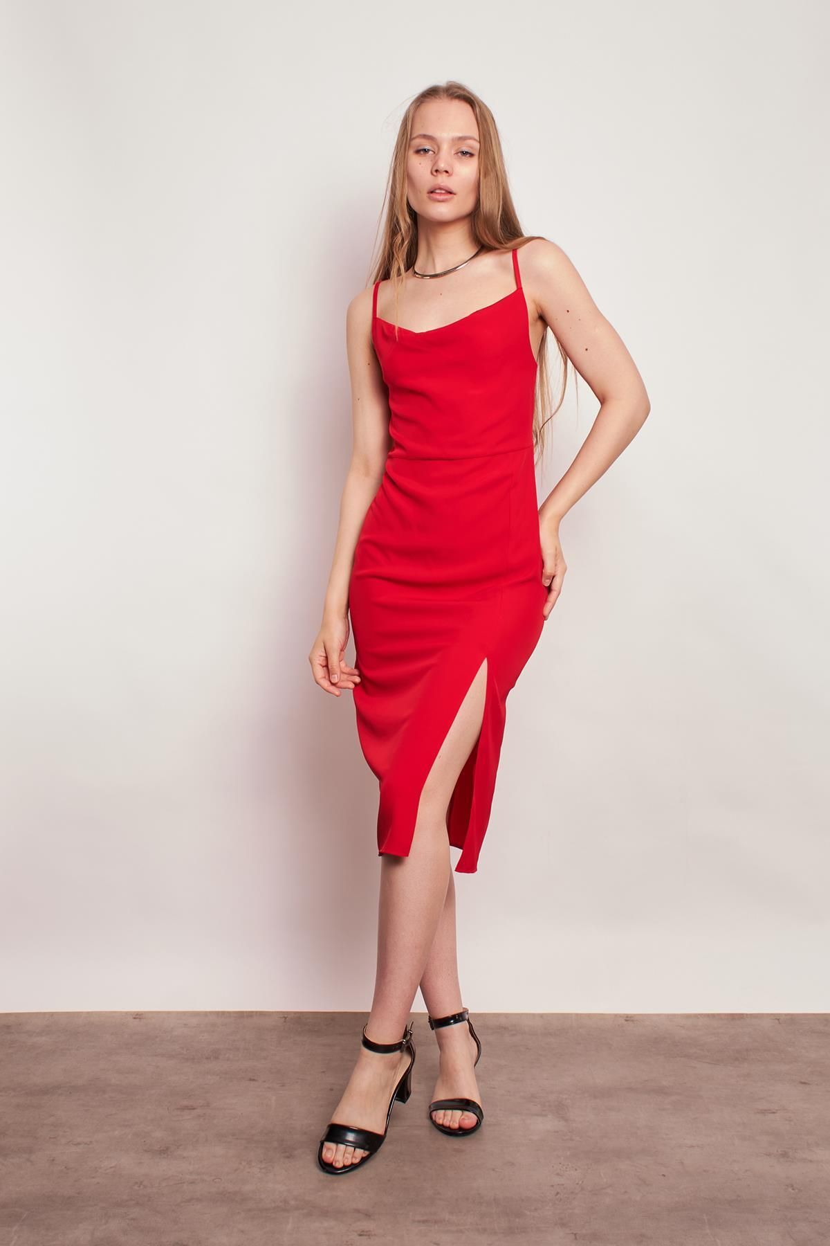 Jument Hafif Likralı Iç Göstermez Degaje Yaka Ip Askılı Önden Yırtmaçlı Diz Altı Elbise-kırmızı