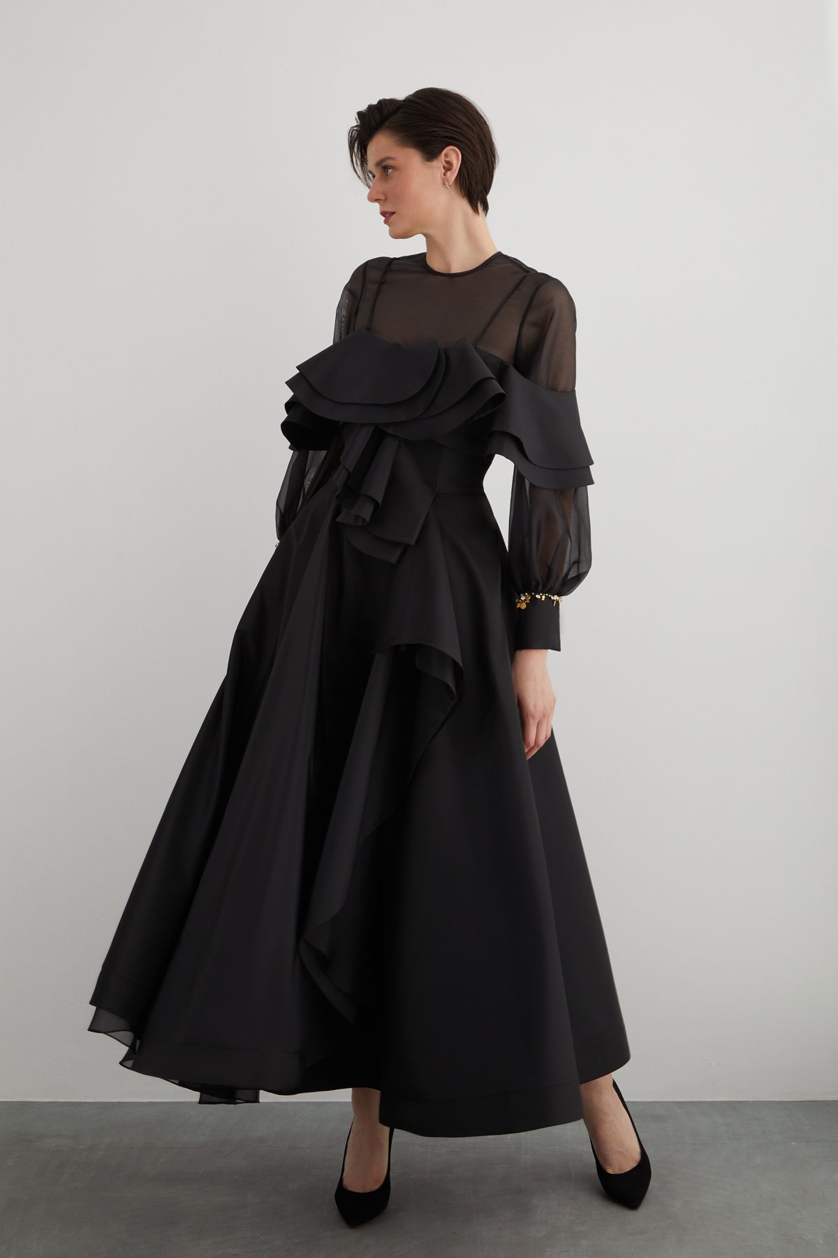 GIZIA Çıkarılabilir Transparan Bluz Detaylı Manşeti İşlemeli Askılı Siyah Elbise