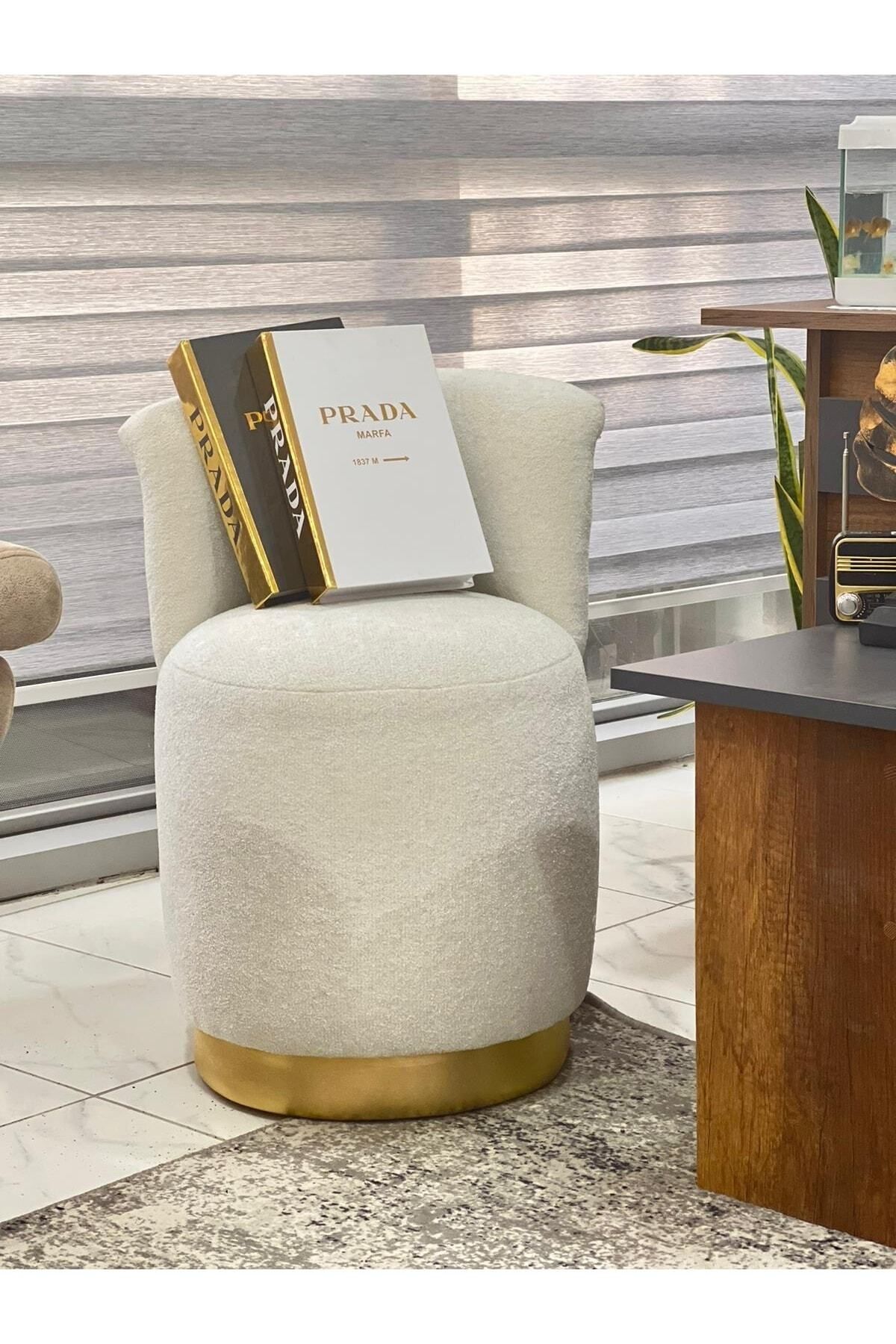 Breda Home Concept Lüks Modern Bukle Kumaşlı Gold Detaylı Yuvarlak Silinebilir Kırık Beyaz Mono Puf Bench