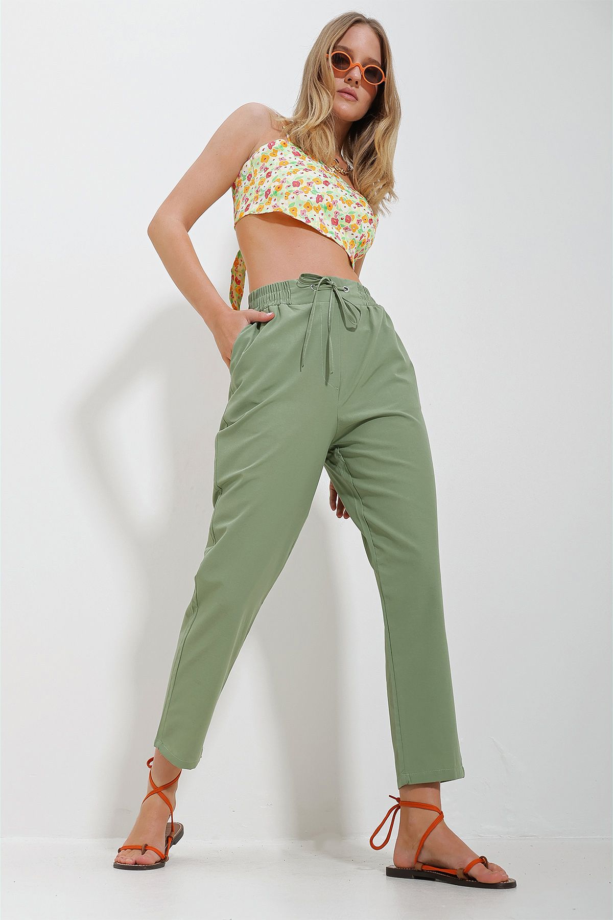 Trend Alaçatı Stili Kadın Yeşil Beli Lastikli Çift Cepli Dokuma Pantolon ALC-X11614