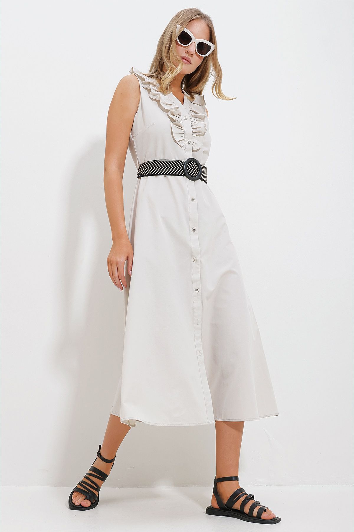 Trend Alaçatı Stili Kadın Bej Önü Fırfırlı Kemerli Poplin Dokuma Elbise ALC-X11609