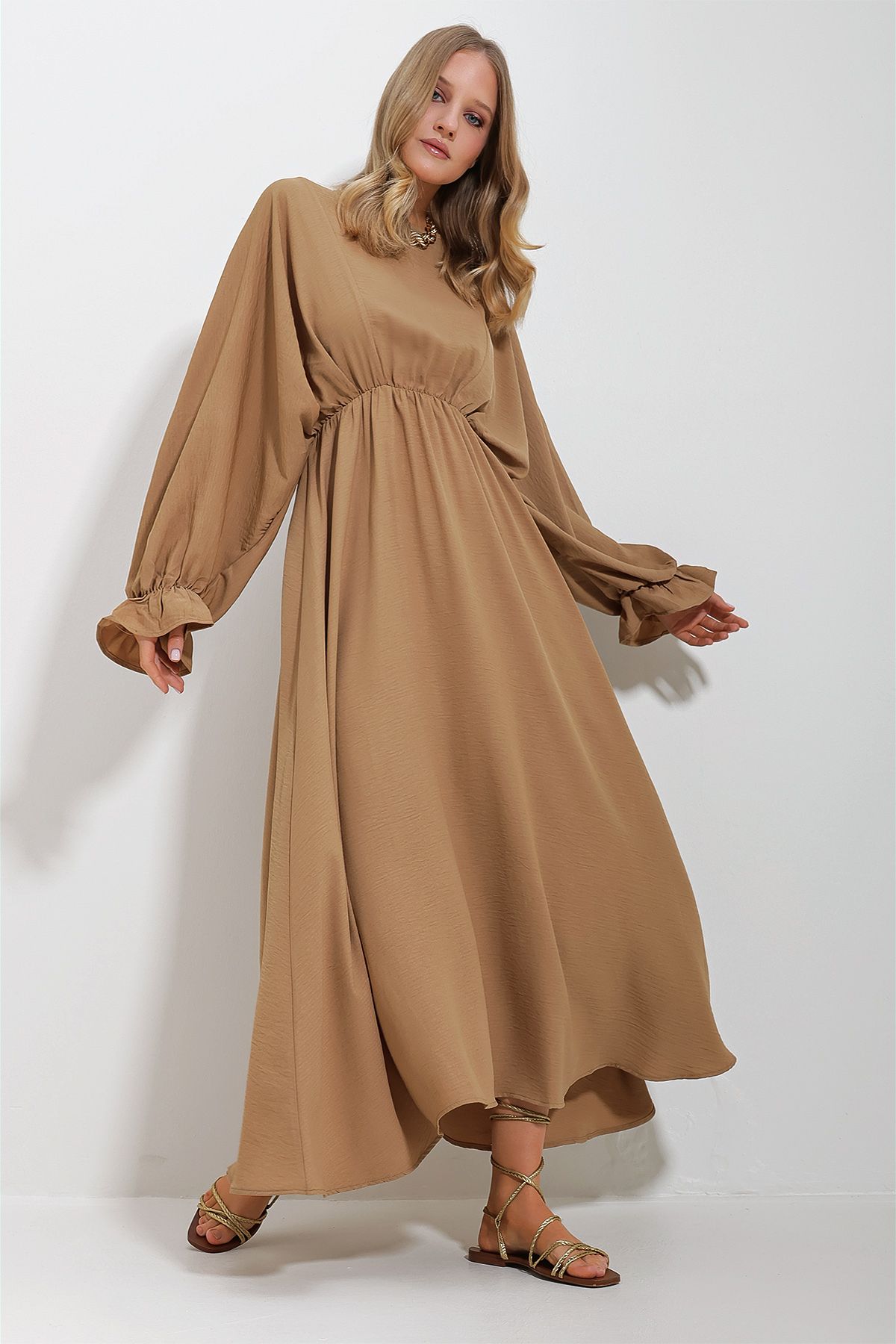 Trend Alaçatı Stili Kadın Camel Bisiklet Yaka Balon Kol Aerobin Kumaş Maxi Boy Elbise ALC-X11627
