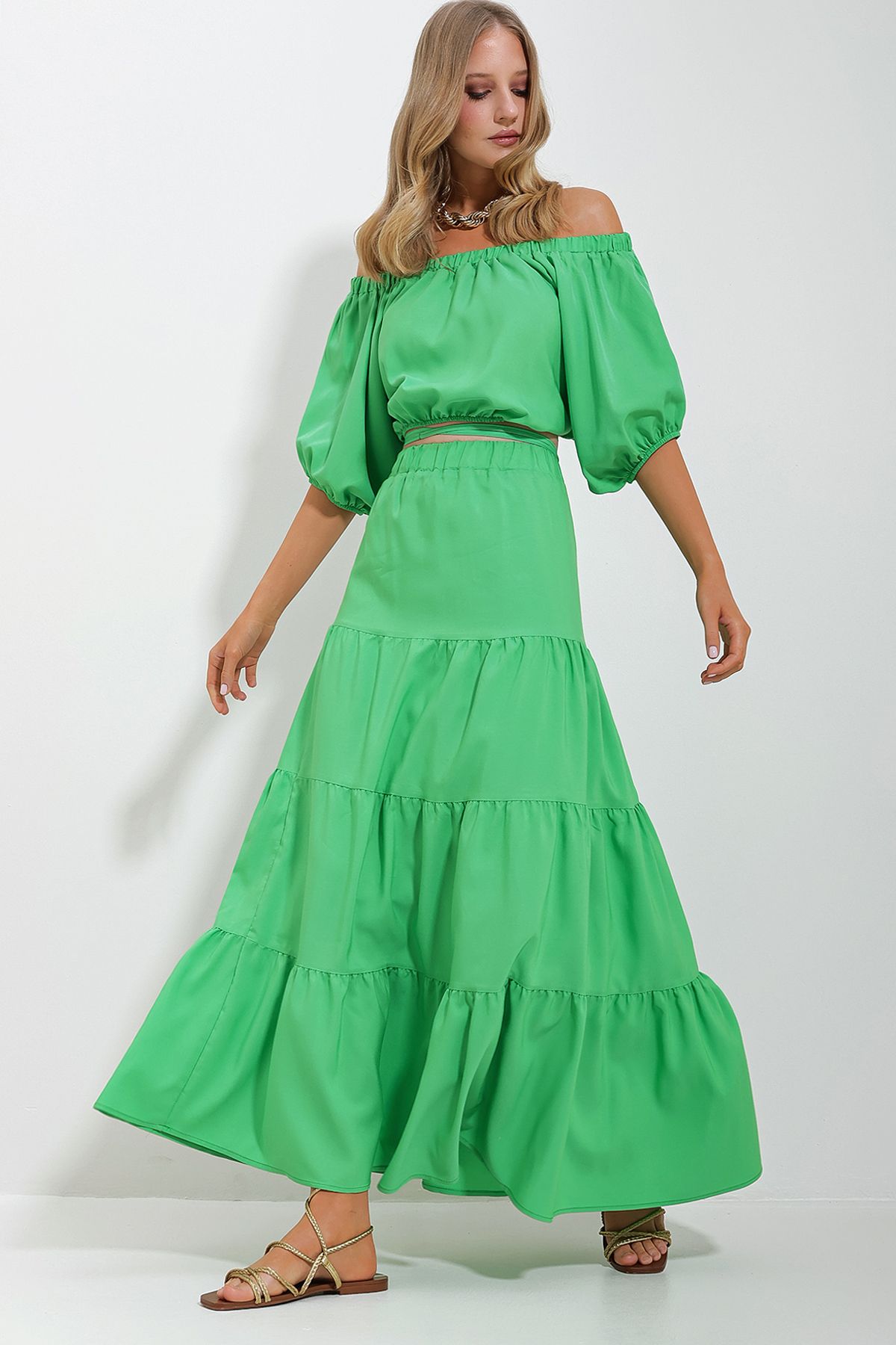 Trend Alaçatı Stili Kadın Yeşil Madonna Yaka Crop Bluz Büzgülü İçi Astarlı Etek Poplin Takım ALC-X11649