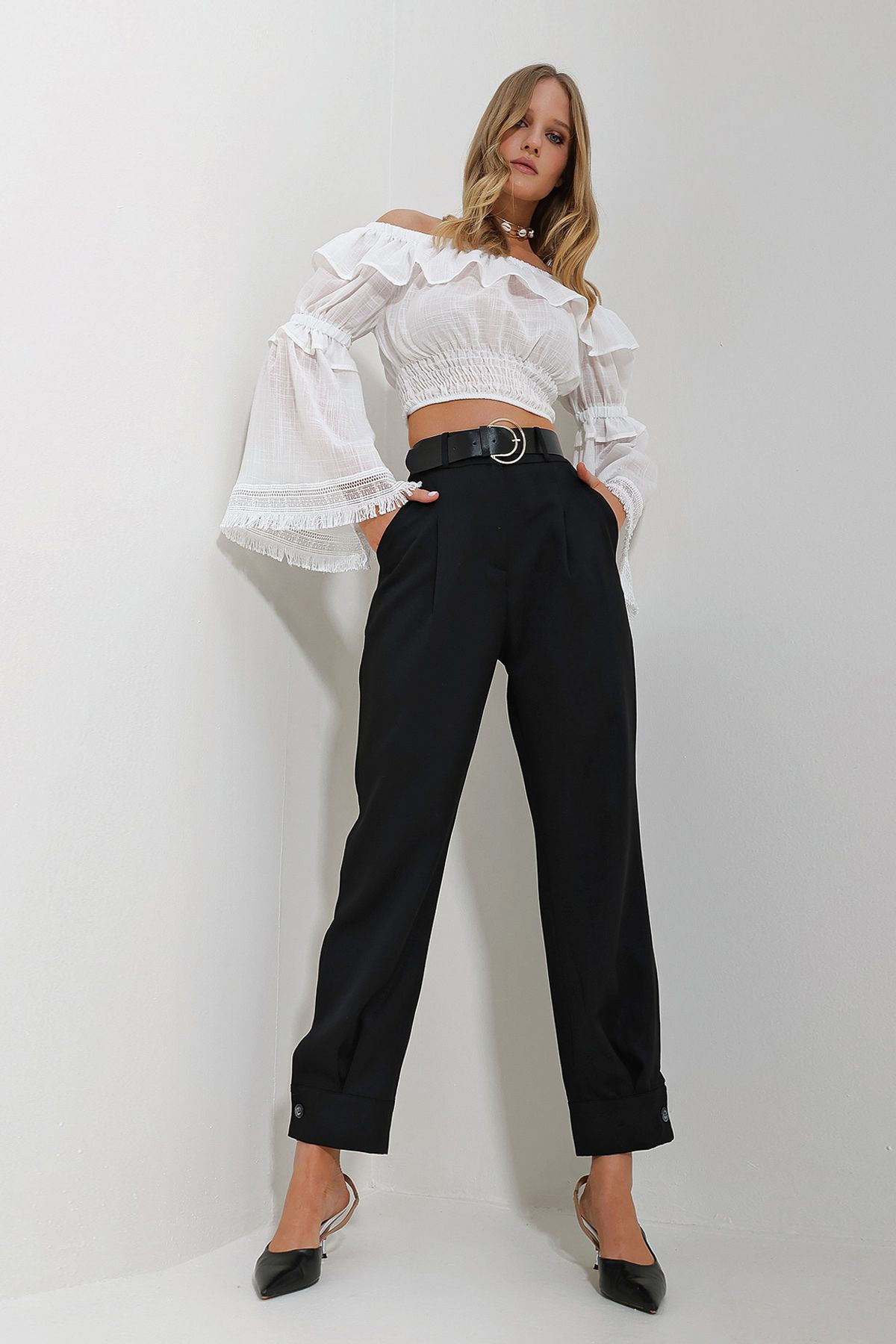 Trend Alaçatı Stili Kadın Siyah Beli Kemerli Paça Düğmeli Çift Cepli Double Kumaş Dokuma Pantolon ALC-X11623