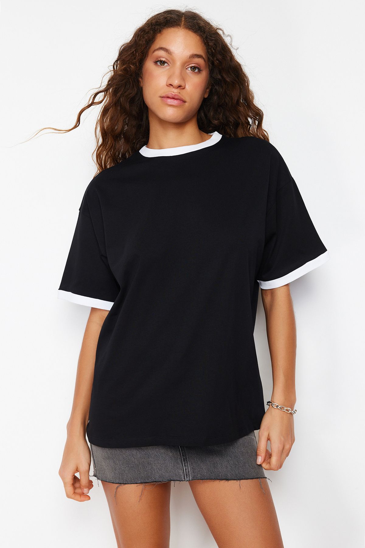 TRENDYOLMİLLA Siyah %100 Pamuk Kontrast Yaka ve Şerit Detaylı Oversize/Rahat Kesim Örme T-Shirt TWOSS24TS00052