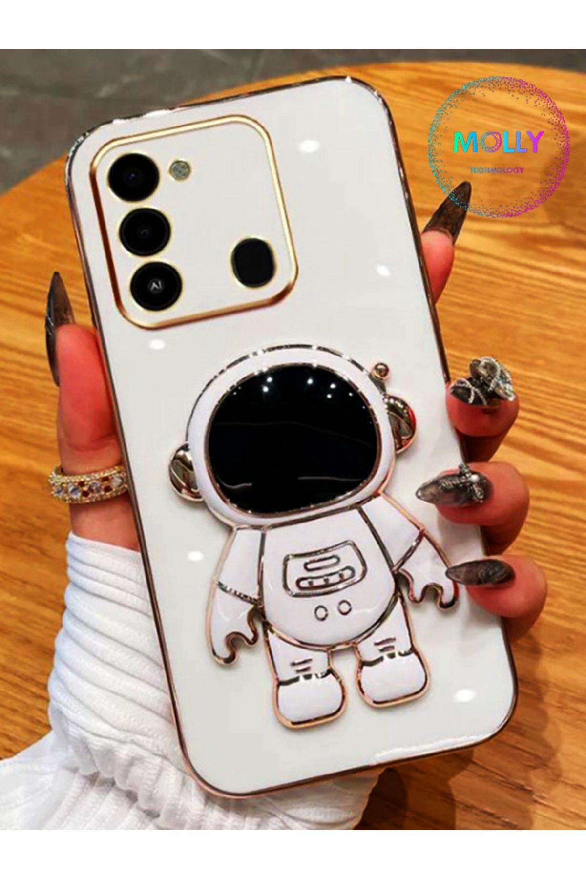 Molly Tecno Spark 8C İçin İnci Beyazı Astronot Standlı Kenarları Gold Detaylı Lüks Silikon Kılıf