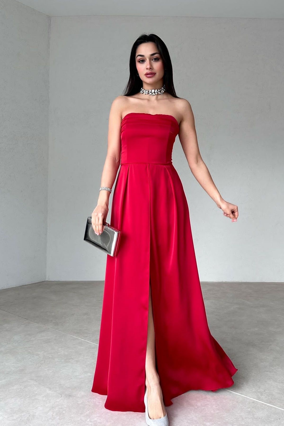 lovebox Kadın Saten Kumaş Çift Etek Formlu Straplez Yaka Yırtmaç Detaylı Kırmızı Maxi Abiye Elbise 161