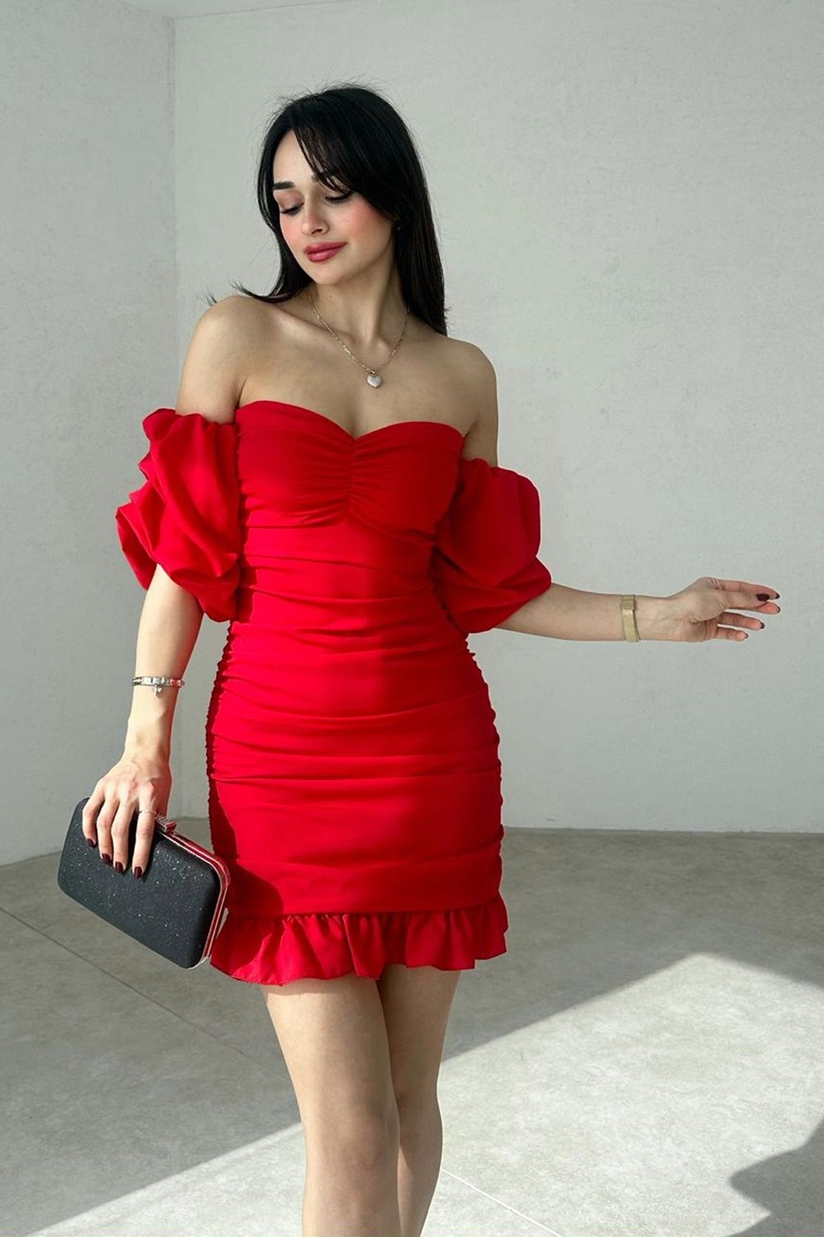 lovebox Kadın Krep Kumaş Straplez Yaka Şık Kol ve Büzgü Tasarımlı Kırmızı Mini Abiye Elbise 081