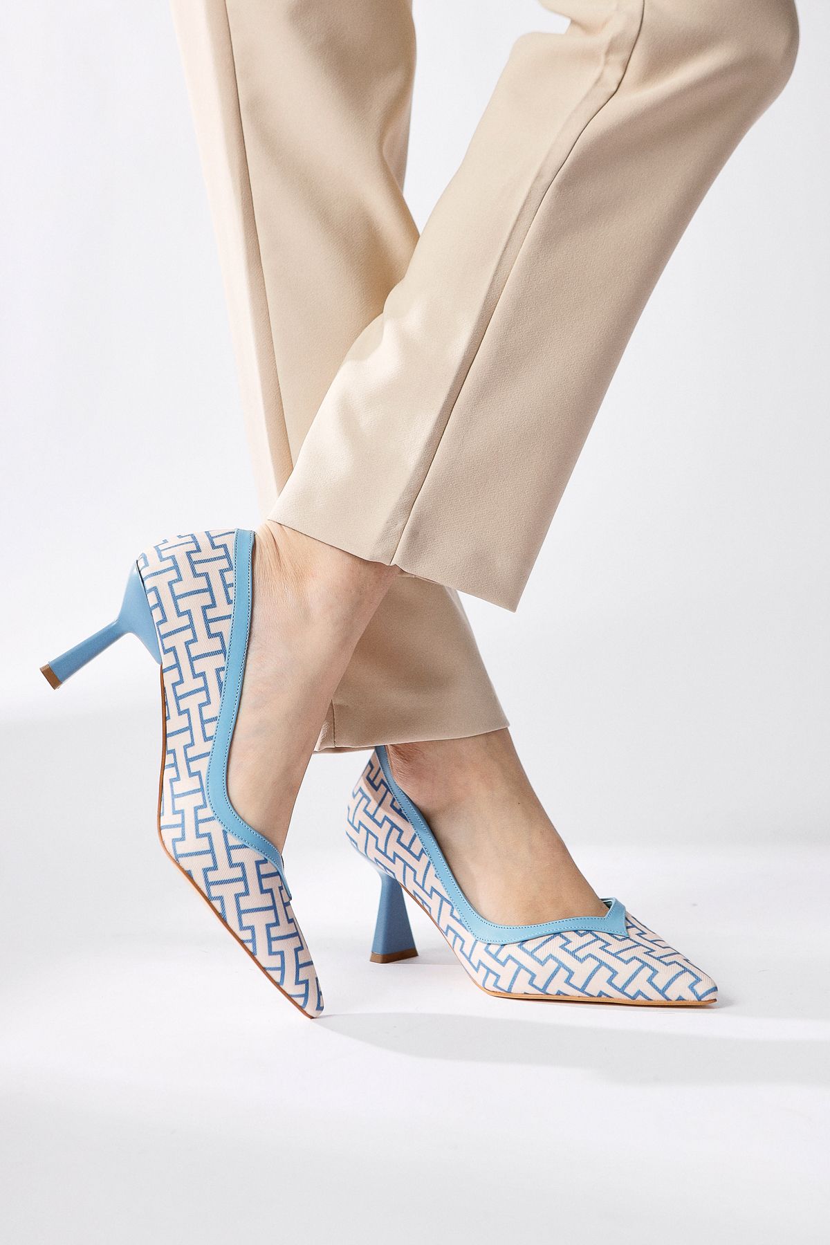 Limoya Lottis Mavi Geometrik Desenli Siviri Burunlu Topuklu Ayakkabı