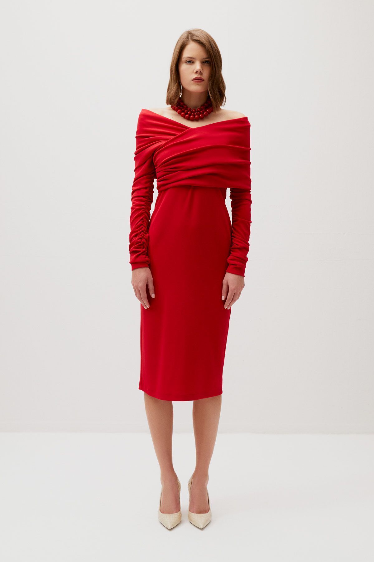 GIZIA Asimetrik Yaka Detaylı Dar Kesim Kırmızı Tasarım Elbise