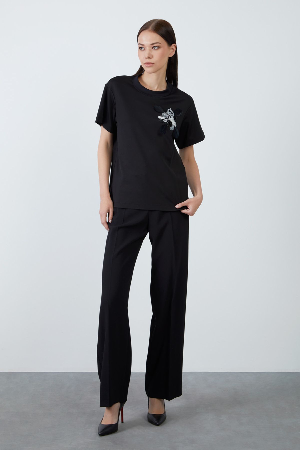 GIZIA Aplike Nakış Detaylı Yakası Ribanalı Basic Siyah Tshirt
