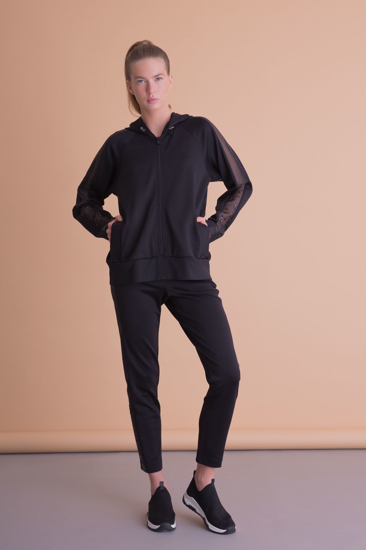 GIZIA Kol Tül Detaylı Kapüşonlu Siyah Sweatshirt