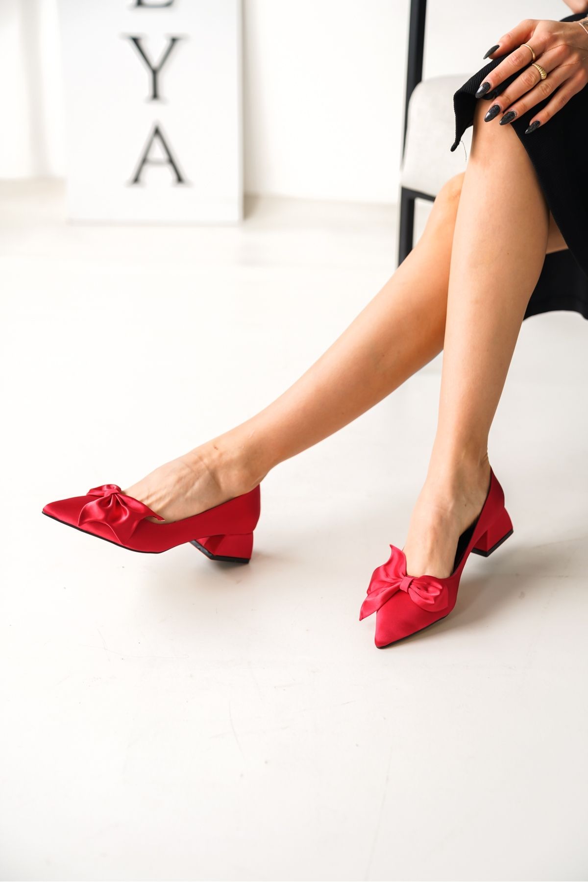 DİVOLYA Camila Kırmızı Saten Fiyonklu (4cm) Sivri Burun Topuklu Ayakkabı