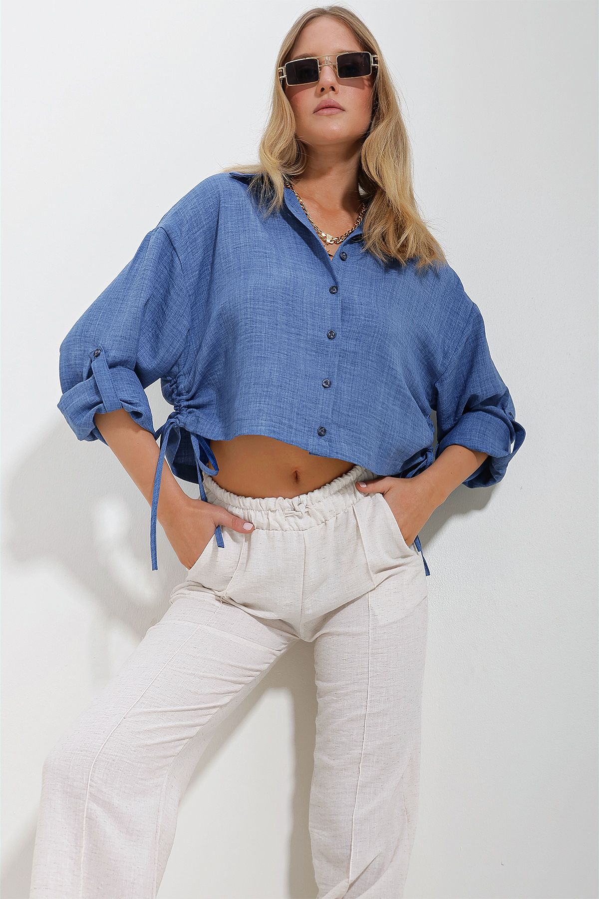 Trend Alaçatı Stili Kadın Mavi Yanları Büzgülü Melanj Keten Crop Gömlek ALC-X11625