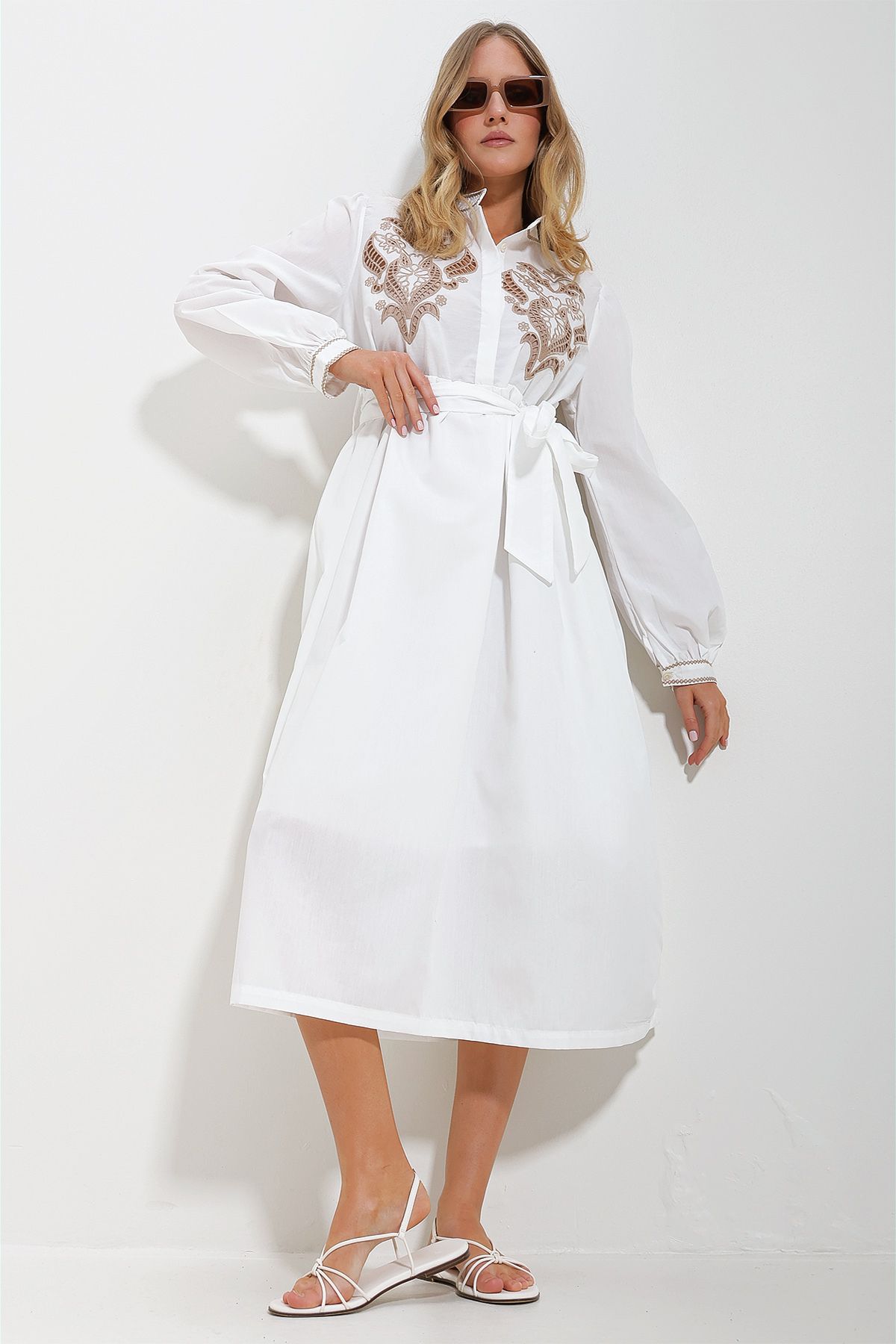 Trend Alaçatı Stili Kadın Beyaz Hakim Yaka Önü Nakışlı Balon Kol Kemerli Astarlı Dokuma Elbise ALC-X11568