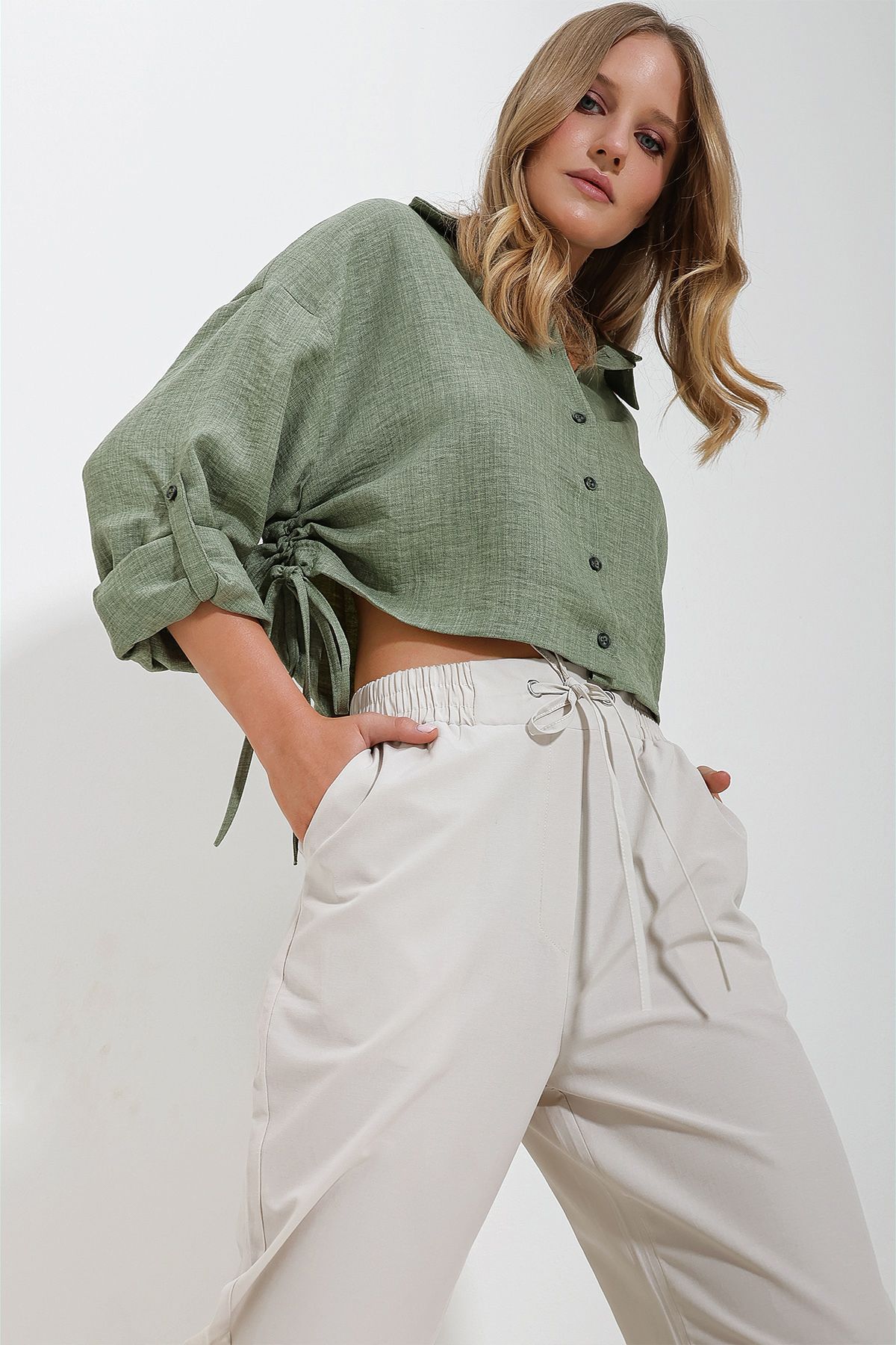 Trend Alaçatı Stili Kadın Haki Yanları Büzgülü Melanj Keten Crop Gömlek ALC-X11625