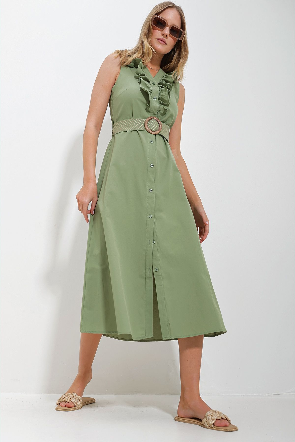 Trend Alaçatı Stili Kadın Haki Önü Fırfırlı Kemerli Poplin Dokuma Elbise ALC-X11609